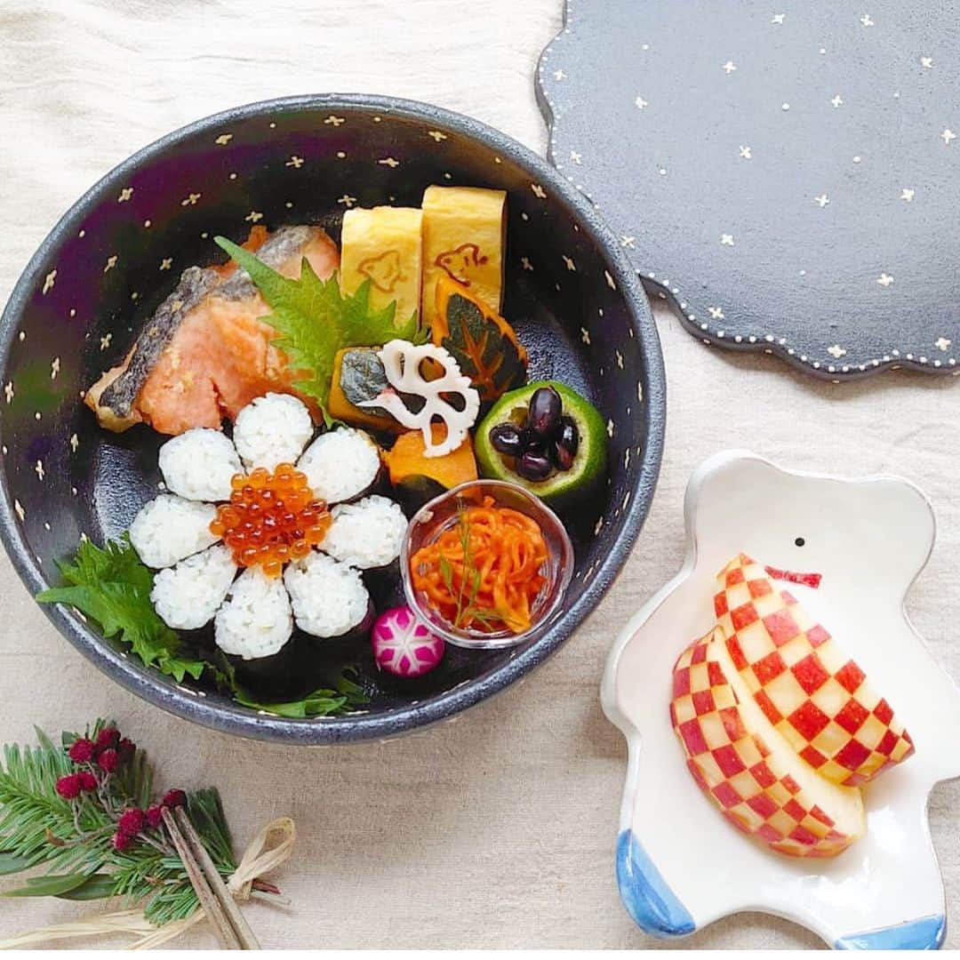 4yuuu!さんのインスタグラム写真 - (4yuuu!Instagram)「. 年末年始のゴハン🥢✨ は食材のカッティングや盛り付け次第で 一気にお祝いムードへ変身🥂💕 . 海苔巻き✖️イクラでお花🌼を作ったり レンコンの飾り切りで鶴にアレンジしたり♬ . 少しの手間🙌を加えて、 華やかな食卓にしてみましょう👩🏻‍🦰‼️ . @komikokomiko . #4yuuu #お正月 #お正月料理 #新年 #おもてなし #おもてなし料理 #お正月メニュー #巻き寿司 #巻寿司 #彩り #パーティー #パーティーメニュー #お寿司 #寿司 #おせち #いくら #お正月準備 #簡単ごはん #簡単アレンジ #野菜たっぷり #アレンジ #おうちごはん #おうちご飯 #野菜生活 #お祝い #お祝い膳 #2020 #謹賀新年 #おせち料理 #飾り切り」12月27日 15時51分 - 4yuuu_com
