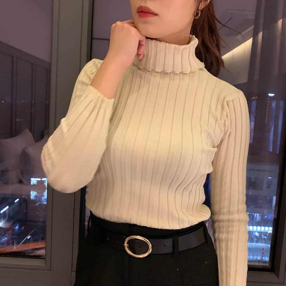 新原愛加のインスタグラム：「. インナーとしても使えるトップスをゲット🤍 . tops: @fifth_store →50%OFF  #fifth #fifthtl #フィフス　#フィットニットタートルトップス　#カジュアル #ママコーデ #パンツ　#パンツコーデ #高身長コーデ」