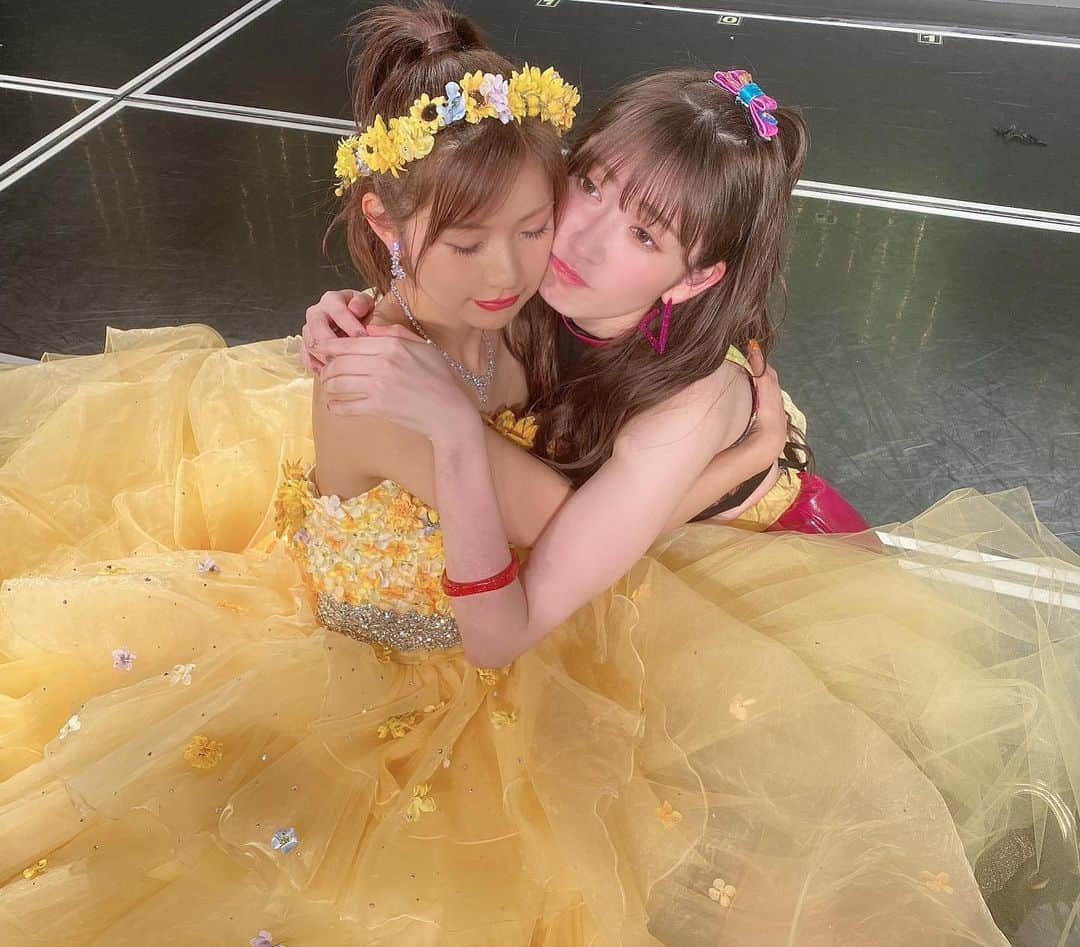 吉田朱里さんのインスタグラム写真 - (吉田朱里Instagram)「もう会いたいよー🥺❤️ . 卒業公演の時 僕はいないの抱き合うとこで 泣いちゃった😢😢 . 卒業公演の日はみるきーのポジションが愛梨で、私は彩ちゃんポジだったんだけど、、 選抜の時のオリジナルポジションでも抱きつく相手が愛梨なの。最近だとオリジナルポジションでやることなかったから 久々に愛梨とギュってして嬉しかったー❤️ . チームは今回が初めてだったけど、選抜の活動では何年も一緒で、どの時代のNMB48にも 愛梨との楽しい思い出がたくさん詰まってて、、 愛梨といる時間はいつも 心の底から笑顔になれて たくさんたくさん笑ってた✨ . きっとこれから何回も あー愛梨ちゃーん。 愛梨がいないーってなると思う🥺🥺 . それは私だけじゃないはず。 愛梨はNMB48の元気の源だったよ😊 . 愛梨の明るさには いつも周りの人への 気配りや、優しさが詰まってて、メンバーみんながそれに支えられてたと思う。たくさんありがとう😊✨ . これからもまだまだ 楽しい思い出作ろうね✨✨ 卒業おめでとう！ 大好き❤️ #谷川愛梨卒業公演」12月27日 16時06分 - _yoshida_akari