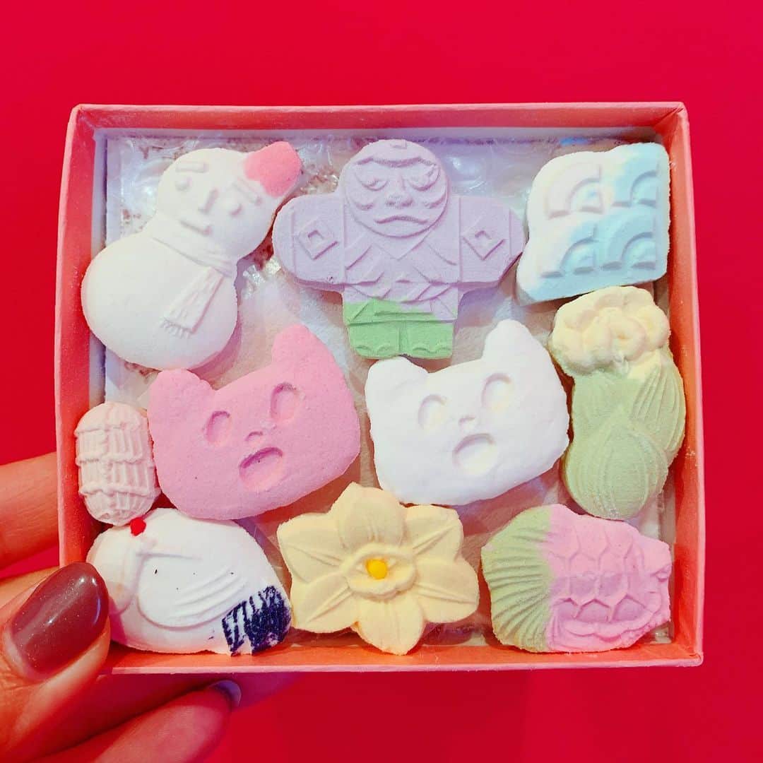 くまみきのインスタグラム：「りんがくれた😭💗💗💗 お年賀お年賀〜🎍✨ #和菓子 #落雁 #師走 #aiueo」