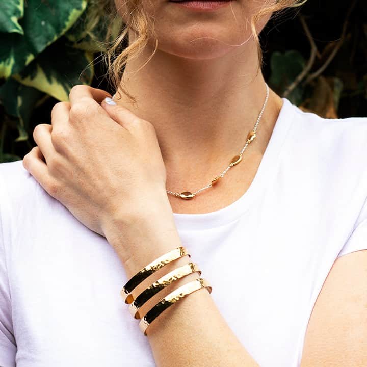 のインスタグラム：「Our Yellow Gold Vermeil Triple Bar Nomad Cuff is a very popular Dower & Hall piece. Are you more of a cuff or a bracelet person? 💛⠀⠀⠀⠀⠀⠀⠀⠀⠀ Shop now > http://bit.ly/2YYvNpj」
