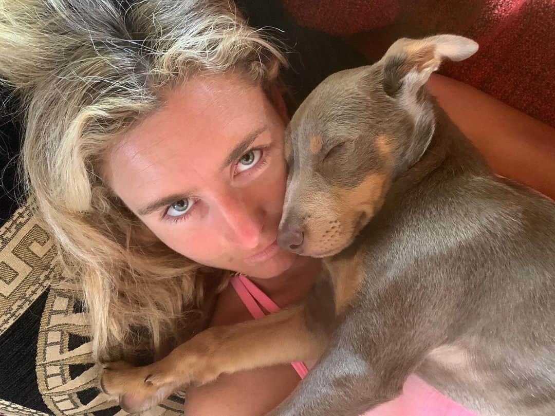 ニッキ・バン ダイクのインスタグラム：「💓😴🐶」