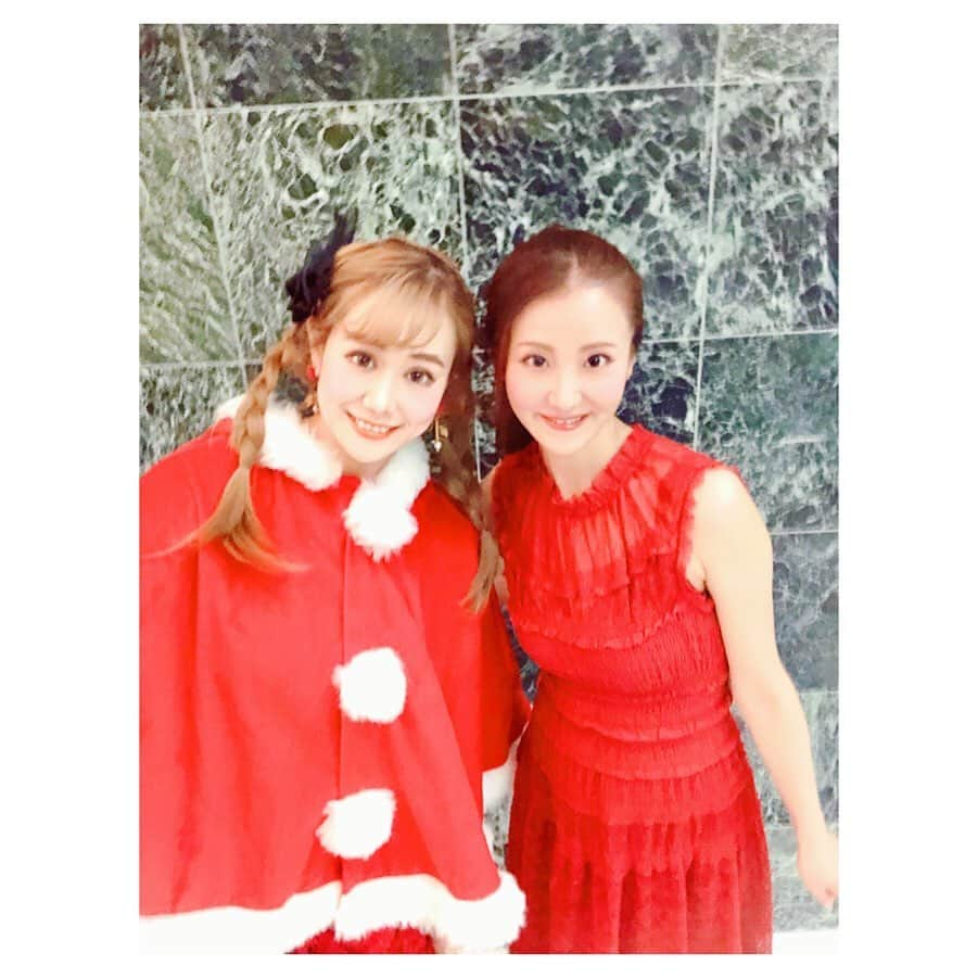 日向カンナさんのインスタグラム写真 - (日向カンナInstagram)「シエル＆カンナ🎄 出張Xmas showに行ってきました🎁✨✨（投稿遅れちゃいました。。） ・ 2人ともサンタさん色の赤のドレスで、日立さんの研究所の方々の「研究心」をくすぐりに行きましたよ〜👗 ・ シエルちゃんとのshowは、私の小ボケも入れながらの、皆様と笑顔が溢れるshowになるので、いつもワクワクしながら楽しんでます😊❣️ ・ 魅せる部分は魅せて、お客様と同じ目線で気持ちを共有する部分は一緒に楽しんで♪ 大きな舞台では出来ない、人と人との触れ合いが出来ることが、私は大好き💓 ・ アリーナなどのステージも何度も経験してきて思うこと❗️ 昔は大きなステージでパフォーマンスすることが、やっぱり自分の中では目標であり、目指すべき場所だったけど、それは自分自身の目標でした♪ 次なる目標は、応援してくれる人や出会う人に自分の力でhappyを生み出すこと☺️🎉場所やステージの大きさは関係ないです！ ・ 今はお客様からの「すごく楽しかったです！」「素敵な時間をありがとう♪」を直接聞けることが、私がパフォーマンスをする幸せ🌷 ・ 私はお客様と近いステージが大好きです☺️💕 ・ #パフォーマー #エンターテイナー #タレント #ミュージカル #女優 #コメディアン #マジシャン #東京エンタメ女子 #日向カンナ #クリスマス #xmas #show #ショータイム #ハッピープレゼンター #happy #幸せ #サンタ #サンタクロース #赤 #ドレス #三つ編み #オシャレ #夢 #目標 #いつもありがとう #応援 #嬉しい #大好き #永遠の憧れ #プリンセス」12月27日 16時12分 - kanna_hinata