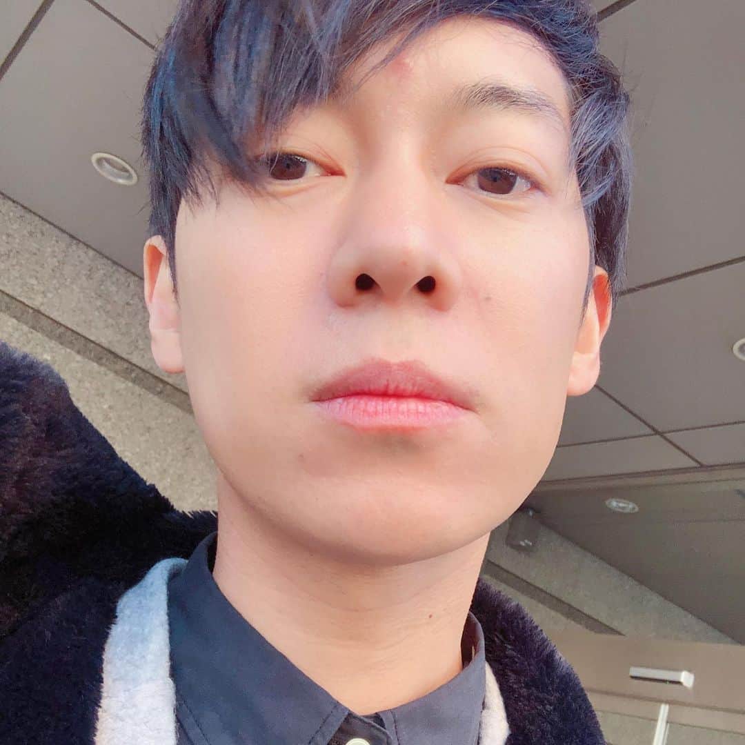 松阪ゆうきのインスタグラム：「髪がビジュアル系みたいなってる😆 光の加減で色が変わって見えるけど、本当は黒髪だよ！ 風強かったし💦  今日はレコード会社の納会にお邪魔してきました。 一年お世話になりました。  また来年も宜しくお願いいたします🤲  #松阪ゆうき #令和元年 #令和夢追い太鼓 #徳間ジャパンコミュニケーションズ #徳間ジャパン」