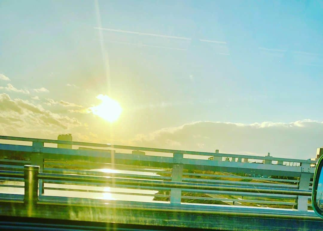 Tammyさんのインスタグラム写真 - (TammyInstagram)「今日の夕焼けは、  沁みるなぁ。  年末の慌ただしい中ですが、  どうか皆さん、ご自愛下さいね😊  #Tammy #Tammyyanen #photo #シンガーソングライター #唄 #ギター #singer #songwriter #guitar #artist  #solo #music #song #blues #恩学 #音楽 #想い #art #live #love #life #夕焼け #夕日 #sunset #beautiful #綺麗 #沁みる #年末 #切ない #ご自愛ください」12月27日 16時18分 - tammyyanen