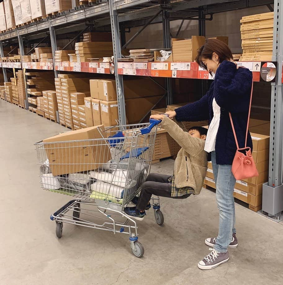 Hiromi Ｍaedaさんのインスタグラム写真 - (Hiromi ＭaedaInstagram)「久しぶりのIKEA お行儀悪くてすみません🛒🤫 ・ 大掃除ついでに新しいシーツや布団カバーなど色々新調♡ これで気持ちよく新年を迎えられる🎍 ・ 動き回る日に役立つニットカーデは  @landwards_ec のnavyが可愛くて一目惚れ♡ 室内ならこれだけでも充分あったかいしルーズなシルエットもお気に入り！ ・ ・ タイムセールに合わせて12/27~12/29の期間で¥2500 offクーポンありますよ♡ ・ @audreyandjohnwad #landwards#audreyandjohnwad#ランドワーズ」12月27日 16時21分 - hiron953