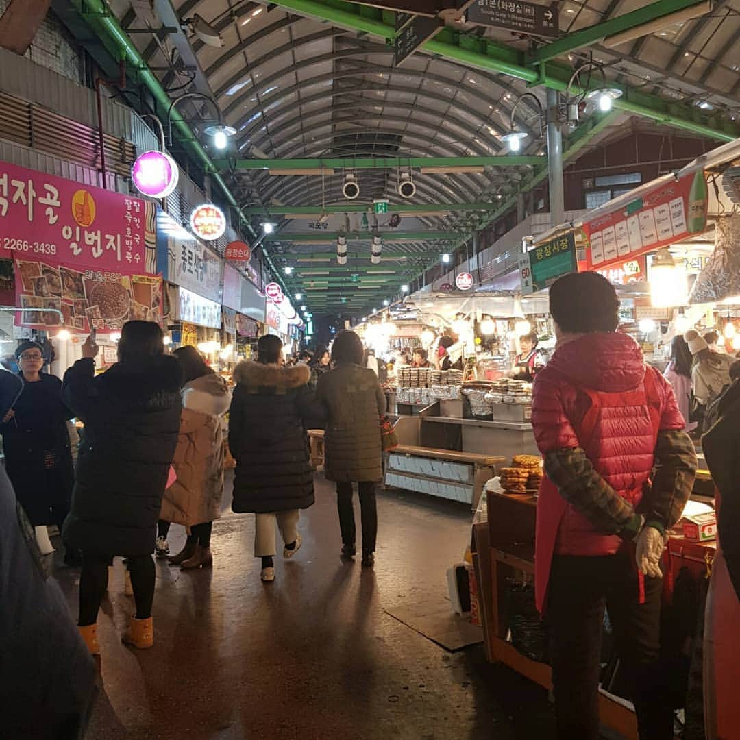 薬手名家さんのインスタグラム写真 - (薬手名家Instagram)「アンニョンハセヨ、薬手名家です❤ ⠀ おそらく、今日から年末年始の休みに入られた方もたくさんいらっしゃると思いますが、いかがお過ごしでしょうか🎶 ⠀ 韓国に旅行でいらっしゃる方もいると思いますが、そのような方々のために、今日は韓国の屋台料理が食べられるスポットの情報をご用意致しました💓 ⠀ ソウルの中心部にある「広蔵市場」をご紹介します！ ⠀ ✔️住所：ソウル特別市鍾路区礼智洞 6-1 ✔️営業時間：うまいもん通り10：00～23：00 ✔️休業日：日曜、旧正月・秋夕連休、夏季休業など (店舗によって異なります。) ⠀ 地下鉄1号線の鍾路５街駅の8番出口のすぐ前にある広蔵市場(クァンジャンシジャン)。100年以上の歴史がある韓国のローカル市場です！ ⠀ トッポッキ・キンパ・チヂミ・ホットクなどの屋台料理だけでなく、10番出口の方にはいわゆる「ユッケ通り」があります。ユッケの専門店が並んでいて、美味しいユッケビビンバが食べられます💞 ⠀ 近くには古宮や東大門市場もありますので、小腹が空いた時に足を運んでみるのはいかがでしょうか☺韓国ローカルの市場をぜひ体験してみてください！🎶 ⠀ そして！近くに薬手名家市庁駅店や光化門店もございますので、ぜひお忘れなく😚❤」12月27日 16時21分 - yakson_japan