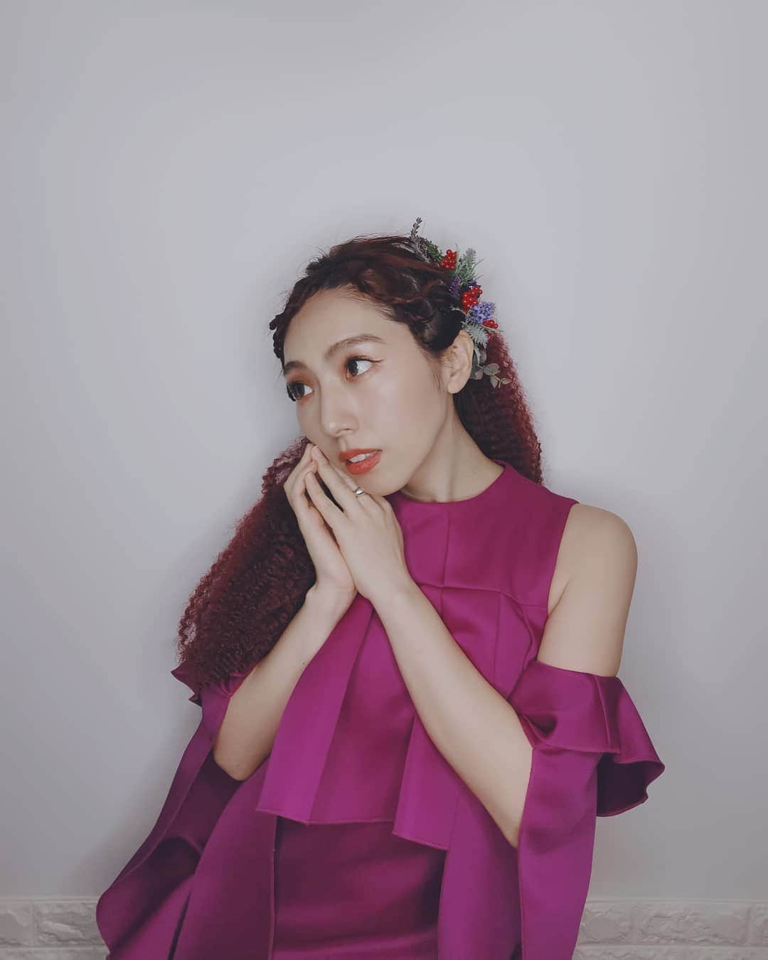 貴愛kwiae Officialのインスタグラム：「25日はかわいー衣装と髪に身を包まれ幸せボンバーでした❤全部自分で決めてみたよ🤟 テーマはDIVA🤟笑 自分で言っちゃってるつら。 部屋に遊びに来てって言うコンセプトの割にチグハグですが笑 * 昨年の教会ワンマンに続き、 特別なヘアセットは玉田さんにしてもらってます🤩最高ですありがとうございました😍‼‼ #hairarrange @tama_hairmake * つけ毛はALES shopでゲットしました！ * 衣装は前からレンタルしたいと思って、思い切ってドレスをレンタルしました❤ @cord3style さん☺スタッフさんに沢山きいたりして、迷い迷い、運命の出会いのようにピンク紫のドレスに😍前から行って、予約して当日借りに行ったよ🤟 * * * 特別な日は自分で気分もあげたいし、自分の理想に近づきたい🤩‼そんな理想を叶えてくれる方々に出会えたことが幸せであります。ありがとうございました😍 * * 自分で切り開かなきゃ！！！2020！！！！！ #thanks #hairstyle #lije #look #love #pink #お気に入り #selfproduced #kwiae #ヘアアレンジ」
