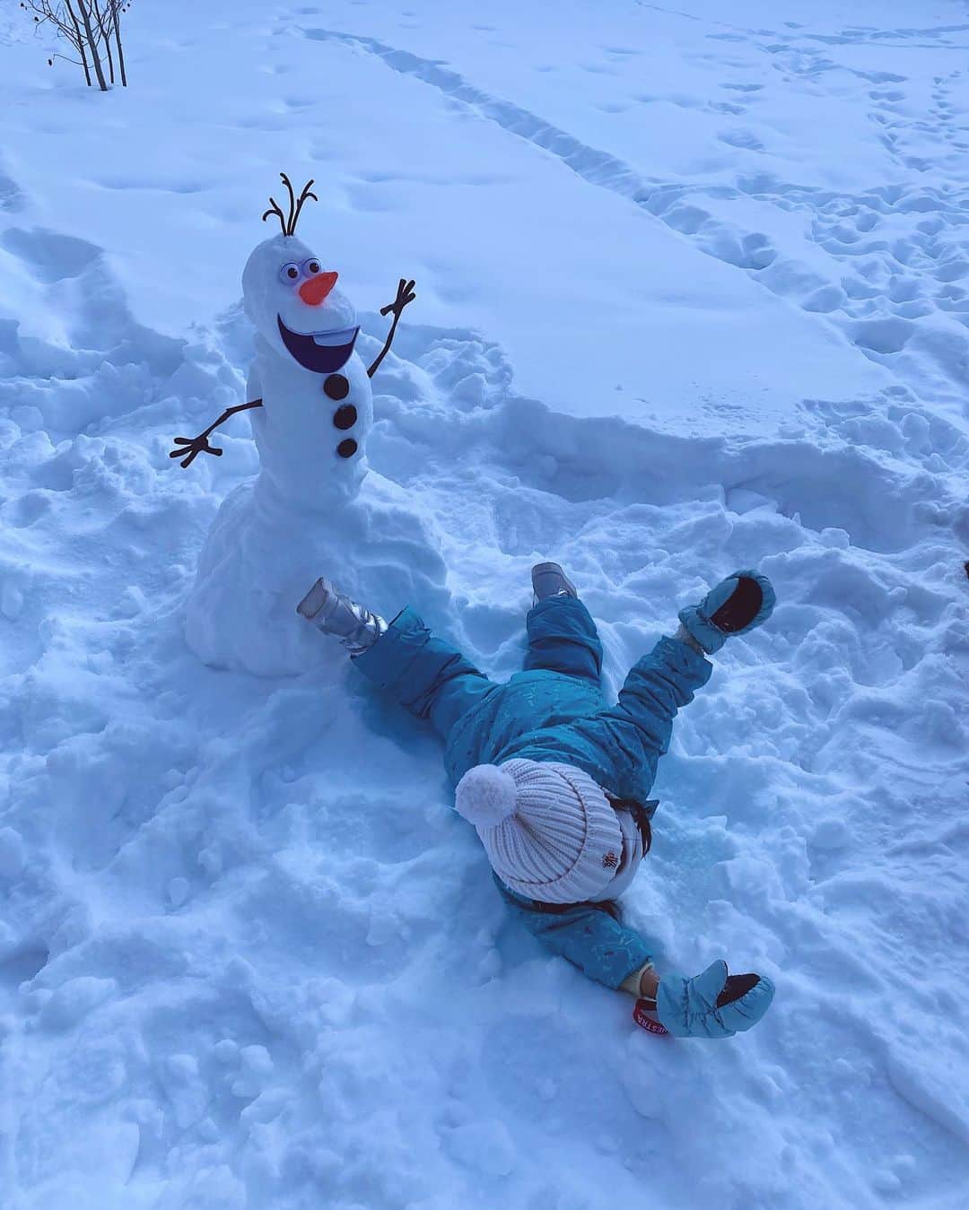 翁安芸さんのインスタグラム写真 - (翁安芸Instagram)「Build the happy snowman Olaf!☃️❄️ 娘がずっと作りたかったオラフの雪だるま✨  #frozen #olaf #aspen #doyouwannabuildasnowman #オラフ #アナ雪 Special thanks to @chef_phillip_ and @skp0524 ❄️💓」12月27日 16時22分 - akinyc