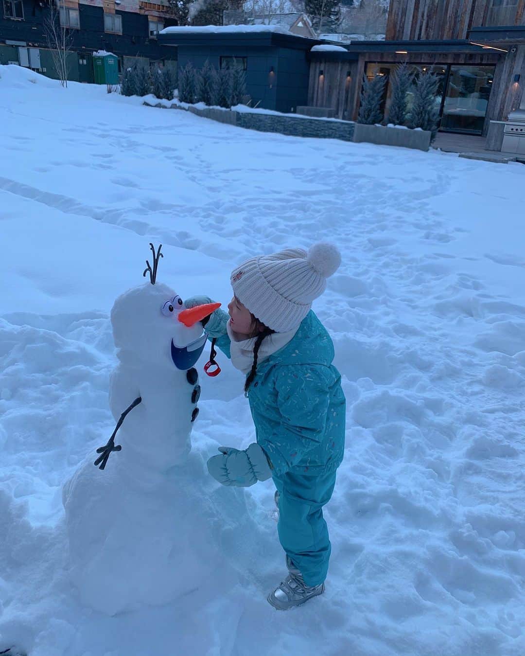 翁安芸さんのインスタグラム写真 - (翁安芸Instagram)「Build the happy snowman Olaf!☃️❄️ 娘がずっと作りたかったオラフの雪だるま✨  #frozen #olaf #aspen #doyouwannabuildasnowman #オラフ #アナ雪 Special thanks to @chef_phillip_ and @skp0524 ❄️💓」12月27日 16時22分 - akinyc