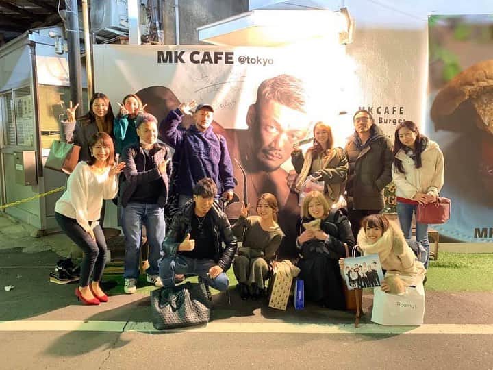 yuu sakuraiさんのインスタグラム写真 - (yuu sakuraiInstagram)「12月25日☆ MK CAFEにてクリスマスと 大忘年会を開催♪  MK CAFEは今年で9年目を 迎えました。  飲食店が9年お店を続けるって 本当に凄い事だと感じます。  飲食店は２年以内に５０％が閉店という事実が世間でも言われている中で、  MK CAFEを出してすぐの頃。 Openからcloseまでガラーンとした店内に何してもお客様が入らなくて、 3年目を迎えた時もう閉めようかと諦めかけた時もあったそうです。  でも、あの時諦めずに最後の願いとしてSNSで１つの発信の積み重ねをする事がこうして多くの方と繋がる力となりました。  先の見えない毎日に、 ひたすら耐えながら今日までCAFEを続けてくれた仲間がいてこの時間を過ごせる事。  今、目の前に広がる光景は 当たり前のようで当たり前じゃない。  きっと。 その気持ちを感じて集まってくる人が多いからMK CAFEを訪れる方は、優しさと強さを持った信頼し合える方が多いのかなと感じます。  口に出さなくてもいい事ばかりじゃない毎日を乗り越えている中で、 応援しあって、沢山笑いあえる事。  こうして同じ気持ちで日々頑張っている仲間がいる事が勇気に変わります！  次に逢えるのは12月31日かな♪ みんなで2020年、 前年にはないくらい！ いい幕開けをしましょう☆  MKで年をこしたい方♪ ご連絡お待ちしています！  #dream  #フードコーディネーター #食育インストラクター #テーブルコーディネーター  #東京 #鯖バーガー #coffee #girl  #love #fitness #life #healthy #鯖バーガー専門店 #38ism #カウントダウン #年越しイベント #クリスマス #忘年会」12月27日 16時24分 - food_yuu