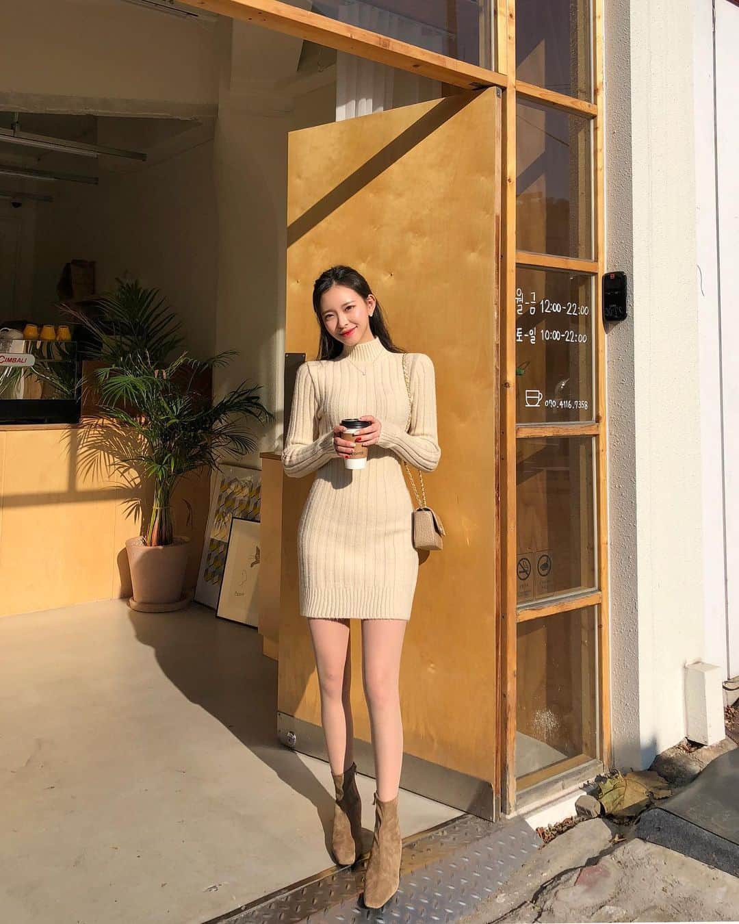 Chuuのインスタグラム：「츄멤님들이 가장 사랑하는 라인 살려주는 니트 원피스💘 보들보들 따닷한건 덤이지용✨ #chuuseoul」