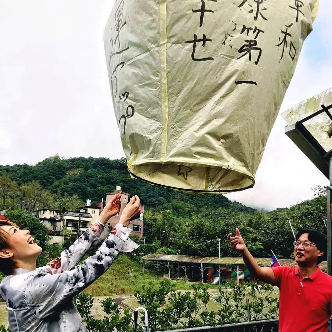 如月蓮さんのインスタグラム写真 - (如月蓮Instagram)「台湾ツアー〜仕事編〜﻿ この旅を企画して頂いた阪急交通社さんに心より御礼申し上げたい。﻿ 私の希望を全て受入れて下さった上に、ツアーならではのスポットにもお連れ頂き、本当に素晴らしい旅にしてくださいました。﻿ .﻿ 敏腕な添乗員Nさんと、その相棒Kさん。そして現地のガイドさん。﻿ 今回はお仕事編なので私も仲間入りさせて頂くと、このチームワークは最高だった。﻿ 4人に共通したのは、自分の仕事が大好きで、なんなら楽しんじゃおうぜという心。﻿ 仕事のモチベーションが高い人と組むのは最高に楽しい。様々な意見を交換し、尊重し合いながら何がベストか考える。役割が違うので各々の任務を遂行する事は大事だが、例えトラブルがあっても、それぞれの立場で判断してすぐに対処し助け合う。﻿ 宝塚以来の、チームで仕事をするやりがいと達成感があった。…とはいっても、私は仕事半分、旅行半分なので、凄腕3人に甘えて本当に良くして頂きました、という方が正しい。笑﻿ .﻿ さらに良かったのはお人柄。﻿ 阪急ーズのお2人は、仕事で信頼し合っているのが手に取るように分かる。﻿ 性格は真逆で、ボケとツッコミが絶妙なさじ加減だ。仕事仲間に恵まれることの有り難みは私も重々心得ているので、お2人の仲の良さは私にとっても心地よい安心感があった。﻿ .﻿ ガイドさんのお名前は“黄”と書いて“こう”さん。﻿ ガイド歴30年の流暢な日本語で、時々渾身のオヤジギャグをぶっこんでくる。この時点ですでに私との相性がばっちりなのはお分かりでしょう。﻿ 穏やかで優しい雰囲気を持つ傍ら、軍隊で鬼軍曹と恐れられた過去を持つ、最高に面白いおじさんだ。﻿ 黄さんとのお別れはとても淋しかった。﻿ またいつか会いたいと切に願う。﻿ .﻿ 安全に、楽しい旅を企画、案内してくださったNさん、Kさん、黄さんに、心から感謝しています。﻿ 旅をするなら、迷うことなく、阪急交通社！！！﻿ .﻿ 線路での写真、消去させて頂きました。﻿ ご指摘頂きありがとうございました。﻿ .﻿ .﻿ .﻿ #台北を如月蓮さんと共に﻿ #仕事編﻿ #仕事が好きな人﻿ #台湾﻿ #阪急交通社﻿ #如月蓮﻿ #RENスタグラム」12月27日 16時33分 - kisaragi.ren2