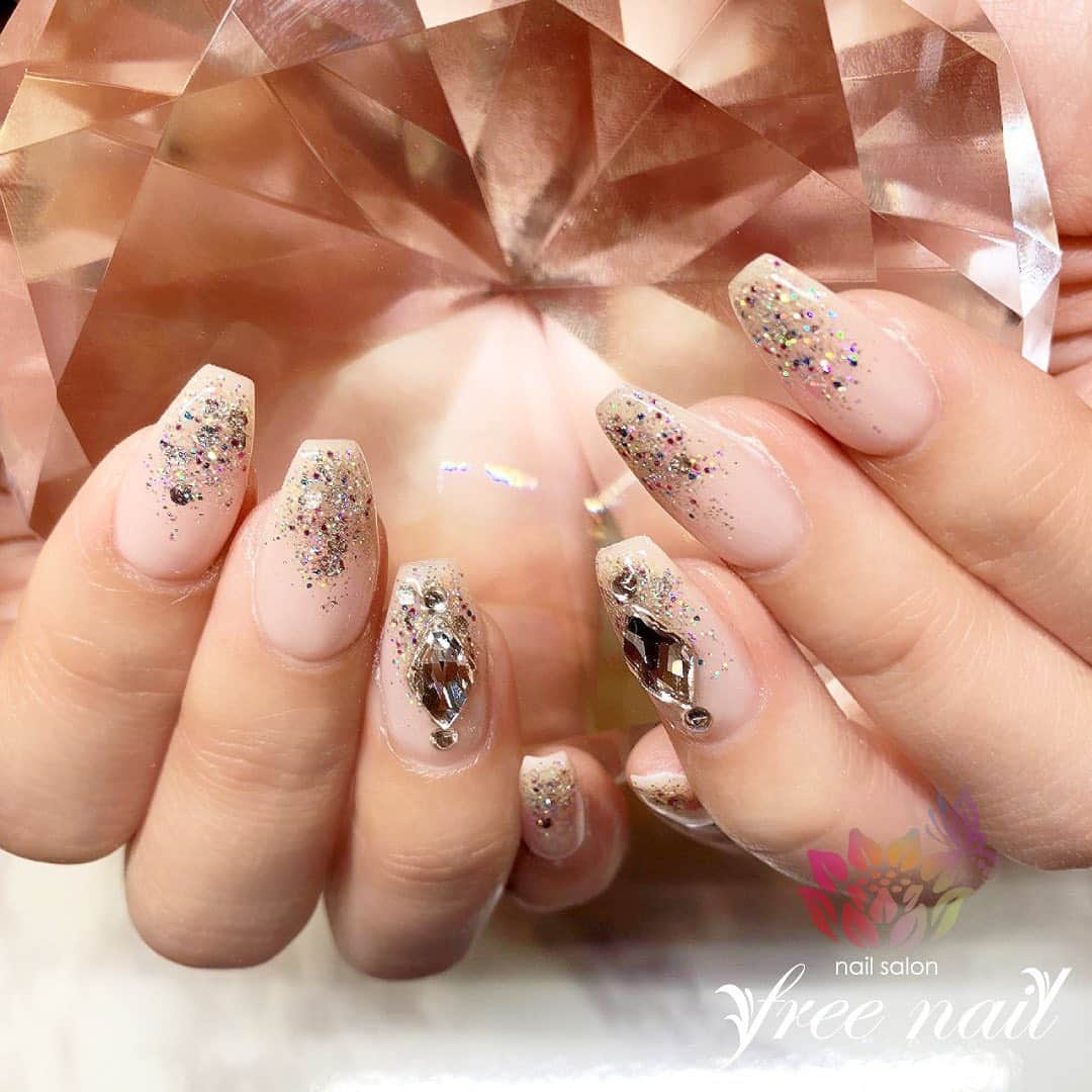 free nail フリーネイルのインスタグラム：「. お客様ネイル💅🏻❄️ . キラキララメネイル⛄️✨ . Simple Beauty💗 . ご来店ありがとうございました🙇🏻‍♀️🙇🏻‍♀️🙇🏻‍♀️💗 . freenail は、 ♥️年末　12月30日(月) 18：00迄 ♥️年始　1月3日(金) 10：00から 営業しております⛄️❄️ . ※1/3営業は堀江本店・難波店のネイルのみ。詳細はHPをご確認ください。 . 年越しネイルも新年ネイルも、ご予約、ご来店お待ちしております🙋🏻‍♀️🙋🏻‍♀️🙆🏻‍♀️💗 . #ネイルアート #ジェルネイル #ネイルサロン #大阪ネイルサロン #ネイルデザイン #ネイルチェンジ #ラメネイル #ビジューネイル #キラキラネイル #ピンクネイル #デザインネイル #トレンドネイル #シンプルネイル #大人ネイル #ロングネイル #スクエアネイル #年越しネイル #冬ネイル #winternails #nailsart #nailsdid #美甲 #日式美甲 #日式美甲胶 #日本美甲师 #日本美甲老师 #美甲上课 #日本胶 #フリーネイル #freenail」