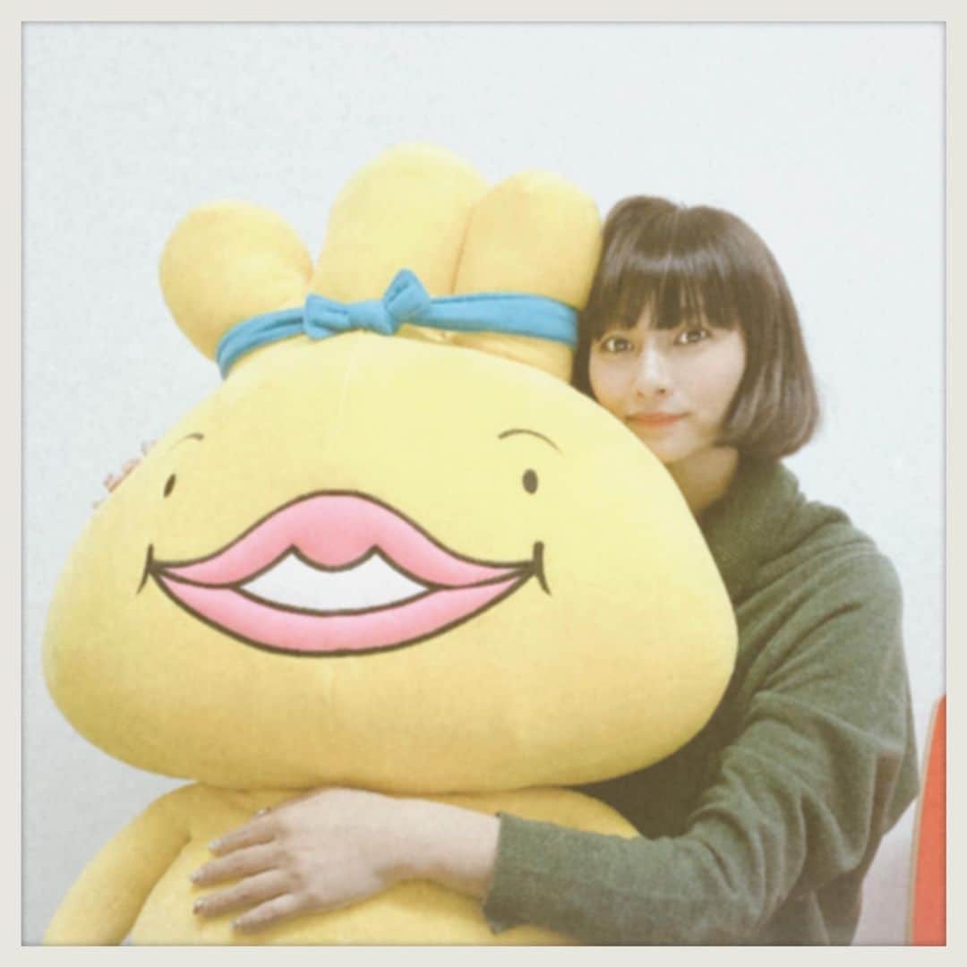 のインスタグラム：「2019.12.27 昨日仕事納めました。 今年は体を壊したけれど どんなことがあっても 日々仕事があることに救われました。  #仕事納め 仕事前に#美容院納め　もし、 久しぶりにハイカラー入れて前髪増やしました。 ほんの少しで印象変わる！」