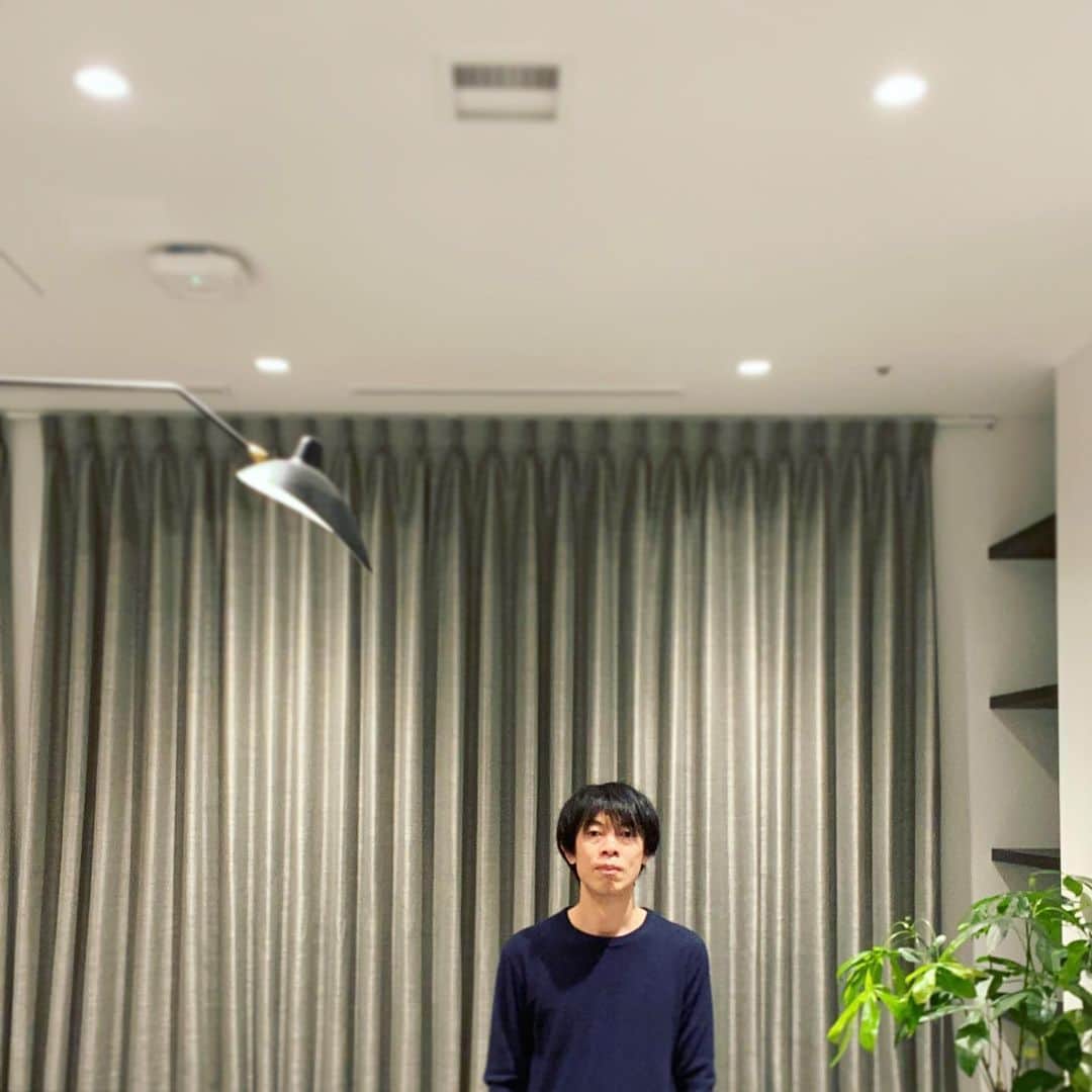 山田稔明さんのインスタグラム写真 - (山田稔明Instagram)「レコード会社でミュージックマガジンの取材。師走の喧騒、街は賑やかでキラキラしている。今年もまだまだ。12月31日のスターパインズカフェのライブで2019年締めです。」12月27日 16時45分 - toshiakiyamada