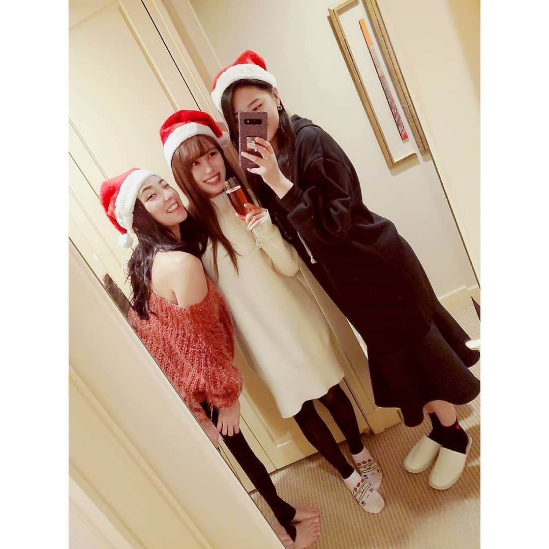 宮島マリーナのインスタグラム：「Santa Girls 😘 早稲田大学で出会った大切な友達 ♡ . . . #宮島マリーナ #オスカープロモーション #インターコンチネンタル #インターコンチネンタル東京ベイ #東京ベイ #ihg #InterContinental #InterContinentaltokyobay #tokyobay #クリスマス #christmas #christmasparty #クリスマスパーティー #クリパ #早稲田大学 #早稲田 #同級生 #大学生 #レースクイーン #rq #イベントコンパニオン #イベコン #コンパニオン #モデル #お花 #flowers #女子会 #女子会ディナー #ホテルで女子会 #ホテルでクリスマス」