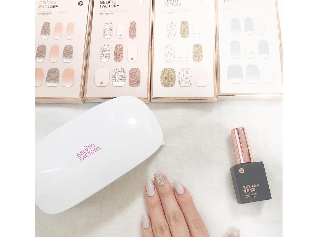 山田あかりさんのインスタグラム写真 - (山田あかりInstagram)「newnail💅💎✨﻿ ﻿ ディズニーには薄ピンクとシルバーのラメのネイルで楽しんできたよ(๑•ω•๑)♡﻿ ﻿ 剥がれない？とかよく聞かれるんだけど2週間くらいたっても全然剥がれないの🥰﻿ ﻿ 色々なデザインのシールがあるから沢山楽しめる(*´`)♡﻿ ﻿ ネイルしに行ったりオフしに行ったりする手間もなくて好きなタイミングでつけたり外したり出来るから私は愛用してる😍﻿ ﻿ 普段は仕事柄ネイルができないけどたまにはネイルしたい人に最適だと思う！  #gelatofactory #ジェラートファクトリー #シールネイル #ネイルシール #セルフネイル #nail #selfnail #ネイルデザイン #ネイルアート #看護師 #医療者 #ネイルしたい #ディズニーランド #ミニーの家 #クリスマス #オシャレ #指先 #ジェルネイル #ジェルネイルセルフ #かわいい #かわいいネイル #ピンクネイル」12月27日 16時52分 - akari030201