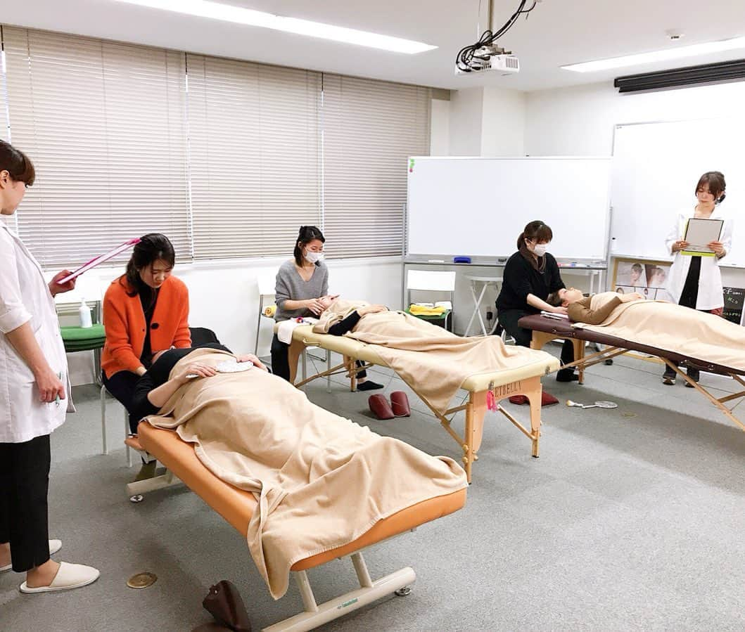 日本美容整骨学院さんのインスタグラム写真 - (日本美容整骨学院Instagram)「☠️ 昨日大阪校では検定でした‪☀️ 朝からドキドキの皆さん(*´°`*) 真剣な表情で、授業で学んだことを 思い出しながら取り組んでました🤔‼️💆‍♀️💡 . そして…新たに美容整骨師の誕生です!!✨ . 検定合格おめでとうございます🎉🎊🎉 . 今日が【美容整骨師】としてのスタートライン♡♡ これから共に日本中に 【美骨美人】を増やしていきましょう‪⸜(*ˊᵕˋ* )⸝‬ * #日本美容整骨学院 #美容整骨 #美骨美人 #骨格矯正 #小顔矯正 #骨盤矯正 #美脚矯正 #くびれ矯正 #小顔 #骨盤 #美脚 #くびれ #矯正 #骨格矯正の時代 #骨から綺麗に #痛くない小顔矯正 #ゴッドハンド集団 #資格習得 #大阪 #東京 #福岡 #東海 #福山 #高松 #検定 #合格 #おめでとうございます」12月27日 16時56分 - biyouseikotsugakuin