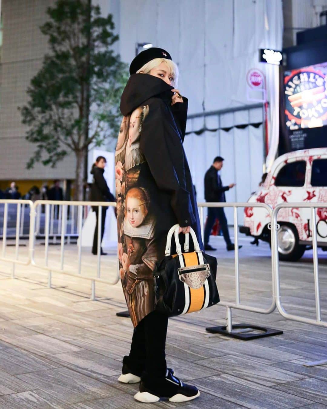 中川友里さんのインスタグラム写真 - (中川友里Instagram)「@fashionsnapcom  #fashion  Coat #GIAMBATTISTAVALLI x #HandM Knitwear #VERSACE Pants #UNIQLO Bag #CARVEN Shoes #RICKOWENS Earring #AlexanderMcQueen Ring #GUCCI #スナップ_fs」12月27日 16時57分 - darayunya