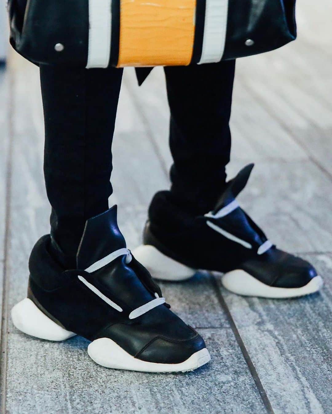 中川友里さんのインスタグラム写真 - (中川友里Instagram)「@fashionsnapcom  #fashion  Coat #GIAMBATTISTAVALLI x #HandM Knitwear #VERSACE Pants #UNIQLO Bag #CARVEN Shoes #RICKOWENS Earring #AlexanderMcQueen Ring #GUCCI #スナップ_fs」12月27日 16時57分 - darayunya