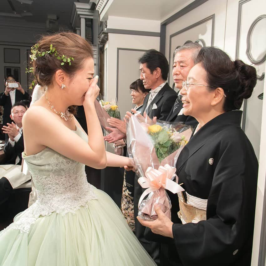 ホテルモントレウェディング【公式】 のインスタグラム：「♥ #montereyweddingstories2019 ￣￣￣￣￣￣￣￣￣￣￣￣￣￣￣￣ ＊＊＊27p／30p＊＊＊ . 挙式もして、ふたりで両親から自立して 生きてくと覚悟したけど、 . 両親の顔をみた瞬間 涙がとまらなくて。 . @montereyweddingをフォローして 『 #モントレ花嫁 』『 #ホテルモントレ』の タグをつけて投稿してくださいね＊*. . ◆ホテルモントレ公式HPはこちら* https://www.monterey-wedding.jp . #モントレ #モントレ花婿 #プレ花嫁 #卒花 #marry花嫁 #dressy花嫁 #farnyレポ #プラコレ ﻿#maricuru #dressy花嫁 #日本中のプレ花嫁さんと繋がりたい #ウエディングニュース #flower #ウェディングドレス #dress #結婚式 #披露宴 #結婚式場 #2019年秋婚 #2019年冬婚 #2020年春婚 #2020年夏婚」