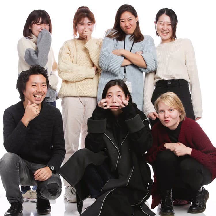 江原杏樹のインスタグラム：「ひと足お先に、 今年たくさんお世話になった現場での撮影で 仕事納めさせて頂きました。 王道の顔伸ばすしょうもない変顔で申し訳ないですが、 来年はちゃんと変顔できるよう心がけさせて頂きます。  背中を押してくれる事務所の社長、マネージャーさん方に 支えられ、去年より今年と仕事もプライベートも 充実させて頂きました。  今年も大変お世話になりました！ 来年もどうぞ宜しくお願い致します。  江原杏樹　 @neutral_management」