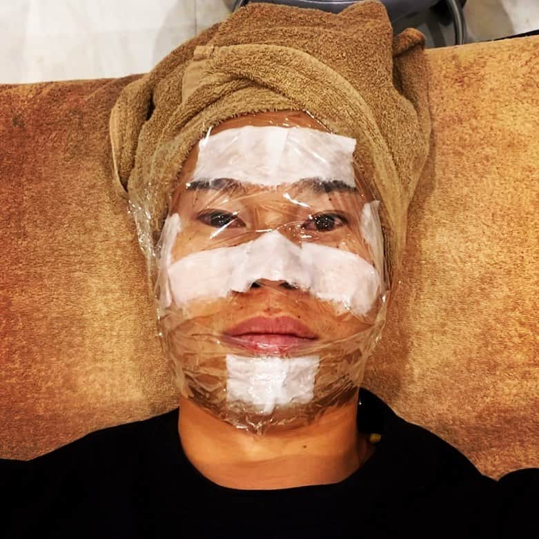 マキヒカのインスタグラム：「. . あけましておめでとうございます🎍 タオルと肌の色同じなので チャンネル登録宜しくお願い致します⛩ silkdecocoいつもありがとうございます😊 . #男やけど顔面エステ行ってもええやんな #ブスやけど顔面エステ行ってもええやんな #髭剃りdism #ニキビのある生活 #ニキビ面の人と繋がりたい #ブス男の僕にもこの店は優しい #silkdecoco」