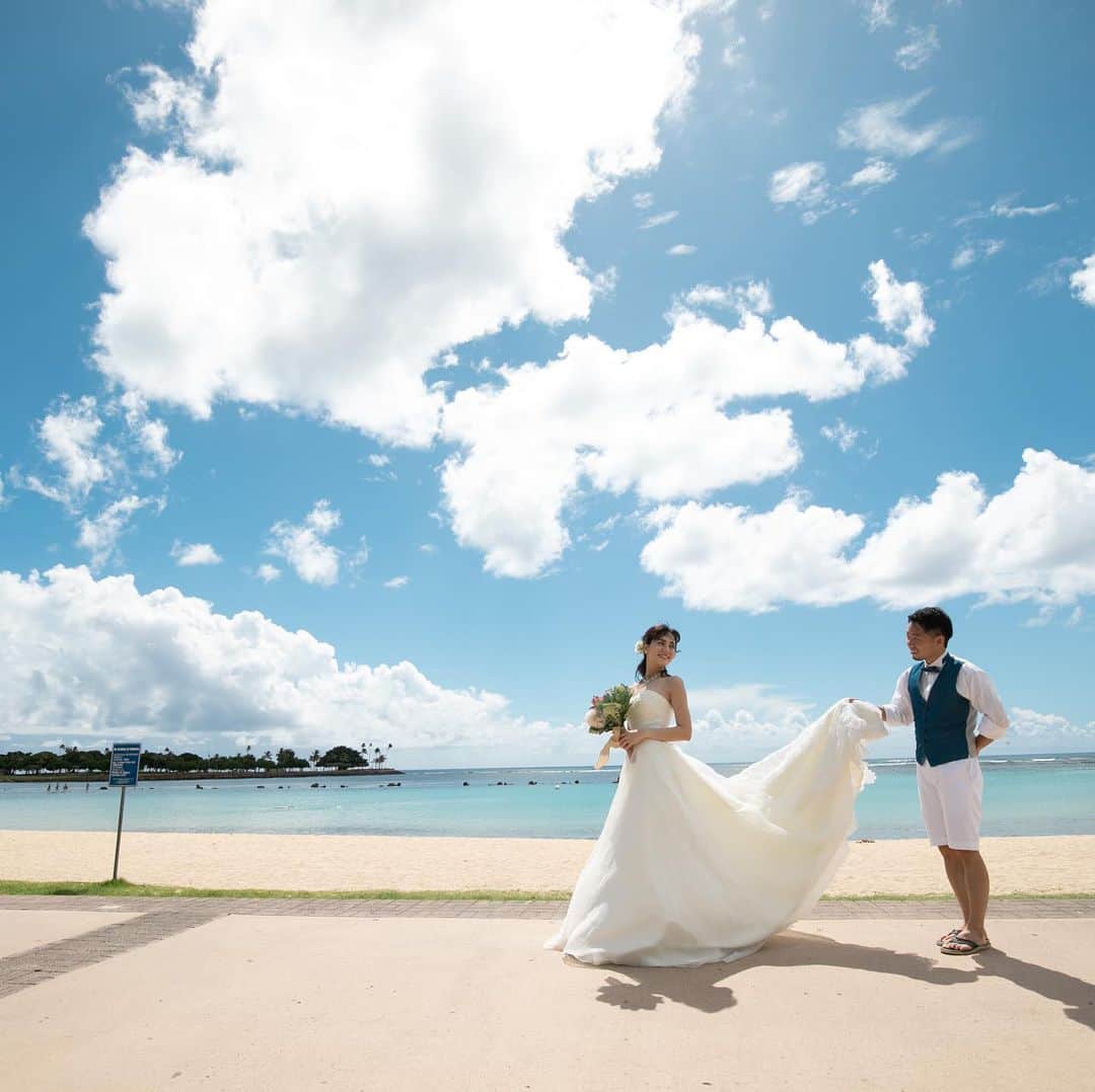 Photopla+（ フォトプラ ）さんのインスタグラム写真 - (Photopla+（ フォトプラ ）Instagram)「@photopla_weddingをフォローして、 『#フォトプラ花嫁』『#フォトプラ』の タグをつけて写真をUPしてみて･ﾟ｡ . —————————— . 永遠に広がる空と海が輝くビーチフォト！ 同じスポットでも角度によっては違う雰囲気に 仕上がるビーチフォトはとっても魅力的なんです♡ . 店舗：#フォトプラハワイ ＞＞＞ 『写真だけは残したい』方へ＊* Webから撮影予約できます⚐ @photopla_wedding . ——————————. . オシャレでイマドキな ウェディングフォト発信中♥ . 『#フォトプラ花嫁』『#フォトプラ』の タグをつけて写真をUPしてみて･ﾟ｡ フォトプラのIGでリグラムされるかも♪♪ . #結婚式 #結婚式準備 #プレ花嫁 #卒花 #前撮り #ロケフォト #日本中のプレ花嫁さんと繋がりたい #プラコレ#ウェディングニュース #ベストアニバーサリー #wedding  #2020夏婚  #2019冬婚　#2020春婚 #ウェディングレポ #婚約 #婚約中 #ロケーションフォト #photopla #ウエディングフォト #フォトウェディング　 #ビーチフォト #スカイフォト #撮影指示書 #後撮り #ハワイ」12月27日 17時13分 - photopla_wedding