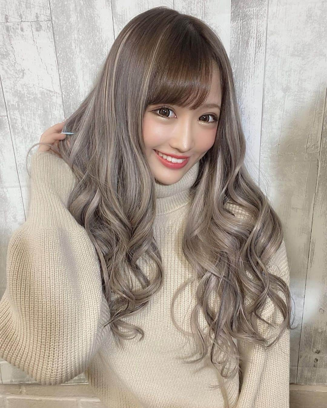 伊藤桃々さんのインスタグラム写真 - (伊藤桃々Instagram)「寒色系カラー⛄️ 撮影なかったので手抜きメイクで😱😱 年越しはこれでいきます‼️」12月27日 22時42分 - __peachstagram__