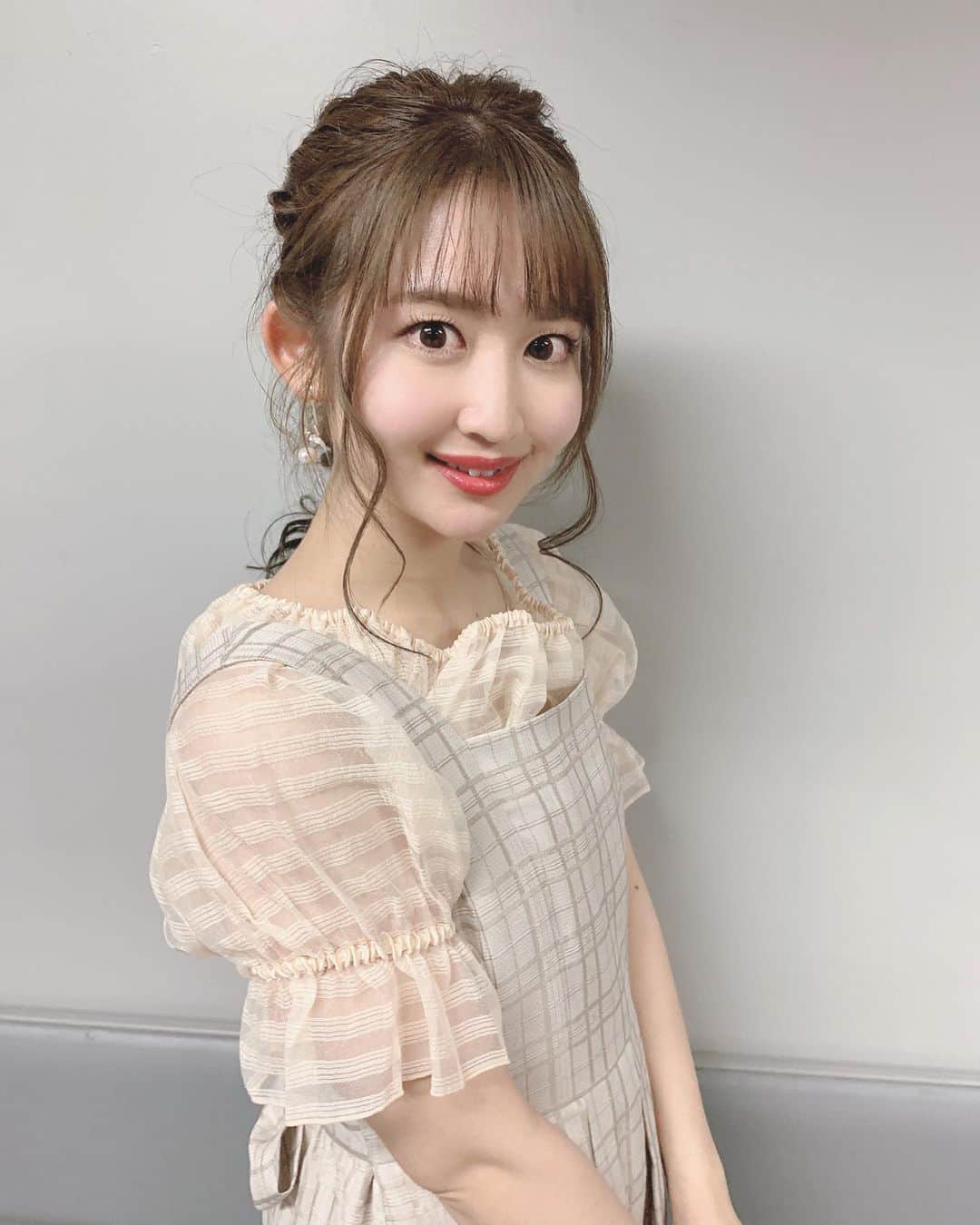 のインスタグラム：「♡ . ｢TOKAI GRAND WINTER FESTA 2019｣ ありがとうございました☺️💓💓 . LIVEもファッションショーも いつもとはまた違った雰囲気の中で とても楽しい時間を過ごせました👗💝 . ファッションショーでは w.r.kさんのお洋服を 着させて頂きました☺️💓💓 . 色味や形がとっても好みな ガーリーなワンピース👗💝 とっても可愛かったです🥺❤️ . ヘアアレンジはLOJEさん💎✨ 加納さん(@loje_kanou )ありがとうございました🌟 アレンジはもちろん、その場で 前髪も切って頂きました。。🙇🏻‍♀️🌸 . お洋服を着てステージを歩くのは やっぱり気持ちいいし楽しいです😊💕💕 . #w_r_k #loje #hair #hairsalon #hairarrange #ootd #coordinate #fashion #instalove #instagood #instagramjapan #japanesegirl #girls #ファッションショー #カラー #カラーリング #グレージュ #オリーブグレージュ #シースルーバング #シースルー前髪 #ロングヘア #巻き髪 #外はね #フェミニン #ヘアスタイル #ヘアアレンジ #さわーコーデ #沢井里奈」