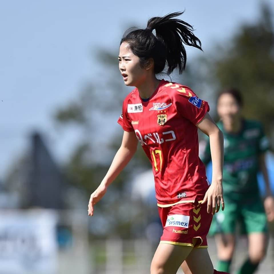 イ・ミナさんのインスタグラム写真 - (イ・ミナInstagram)「안녕하세요 축구선수 이민아입니다 こんにちは。サッカー選手イミナです。  먼저 고베 아이낙팬분들께 감사의 인사를 드리지 못하고  돌아오게 되어 죄송하다는 말씀을 드립니다 お先にINAC神戸のファン方々にお礼を言わず帰国してしまって申し訳ございませんでした。  지난 2년동안  많은 분들께서 주신 응원과 애정, 따뜻한 말들과  새로운 스타일의 축구를 접할 수 있는 기회덕분에 즐겁고 행복하게 축구를 할 수 있었던것 같습니다 この二年のあいだ、ファン方々に沢山貰った応援、愛情、暖かい言葉などと共に新しいスタイルのサッカーを自ら感じることができて、何より楽しく幸せなサッカーが出来たんじゃないかとお思っています。 全部皆さんのおかげです。  일본에서의 추억은 모두 기억하고, 잊지않겠습니다 日本からの大切な思いでは胸に刻んで絶対忘れません。 INAC神戸でよかったです。  작년12월부터 갖고있던 부상이 점점 더 심해져 뼈까지 옮겨져있는 상태였습니다. 지금은 많이 호전되었지만 아직 통증이 남아있는상태입니다  私は昨年の１２月から発生されたケガがどんどん酷くなり骨まで移っている状態です。 今は結構直りましたが、まだ痛みが残っています。  더 많은 도전을 할수있었지만 다시 국내로 돌아와 치료도 재활도 기초부터 다시 몸을 만드는게 맞다고 생각하여 지금은 재활중입니다  自分にとってもっといろんなチャレンジが出来ましたが、 まずは帰国し、治療とリハビリをしながら初めから体を作った方がベストなんじゃないかと思い、現在はリハビリを一生懸命やってます。  저는 한국에 돌아와 인천현대제철로 가기로 했습니다 . そして沢山の方々が気になっている私の進退が決まりましてお知らせします。 今度のシーズンからは仁川現代製鉄に復帰することになりました。  얼른 낫고 재활을 아~주 열심히해서 다시 이민아답게 할테니까 많이 응원해주셨으면 좋겠습니다 一日もはやく治るために、リハビリも頑張ってますのでこれからも宜しくお願いします。 イミナらしく復活して見せます。  WK리그는 매주 월요일에 경기를 하니 관전하러 오셔서 많은 응원부탁드립니다. wkリーグの試合は毎週月曜日の午後７時に行っています。 皆さん、沢山お越し劇的な応援宜しくお願いします。」12月27日 22時42分 - mina_world_