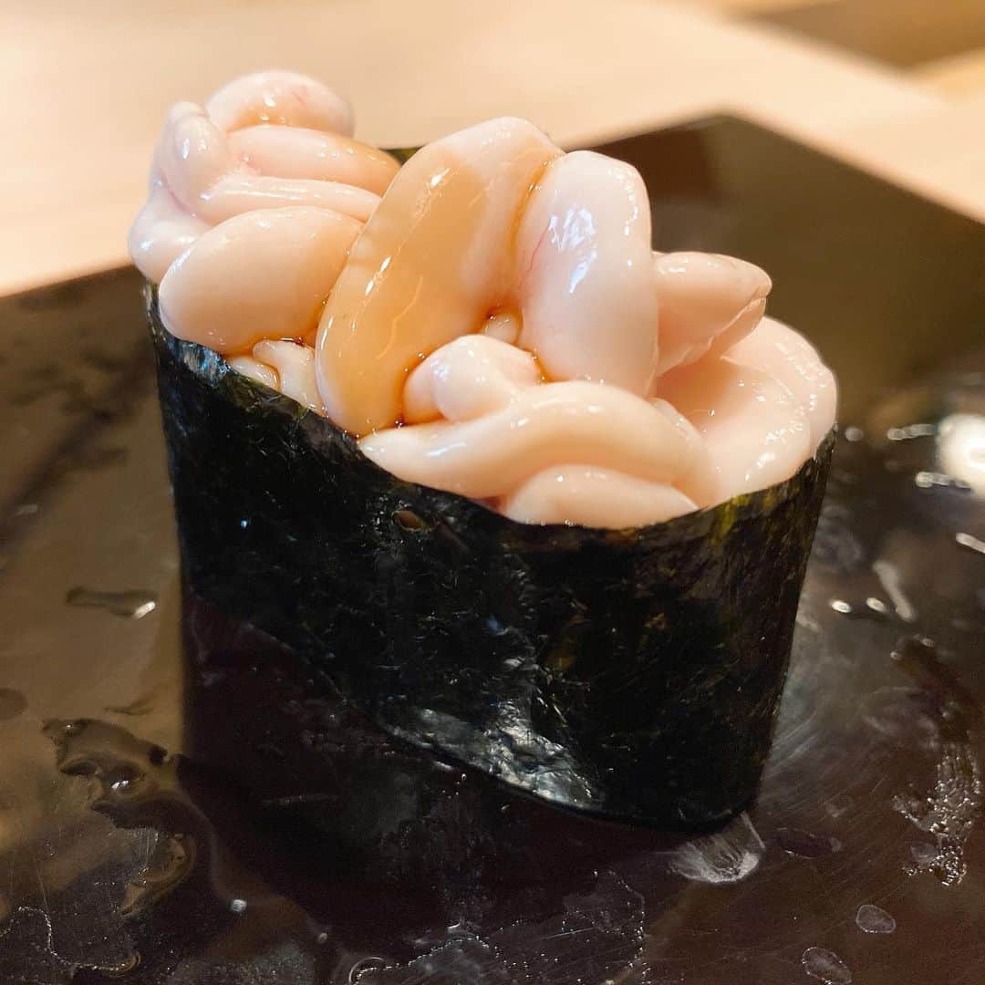 のインスタグラム：「こんなにバエるおしゅしを、私は知らない。 #白子 #鱈の白子 #雲子 #バエ #おしゅし #軍艦  #山岸久朗 #山岸弁護士 #山岸弁護士が飯テロ中 #山岸弁護士の日本一周」