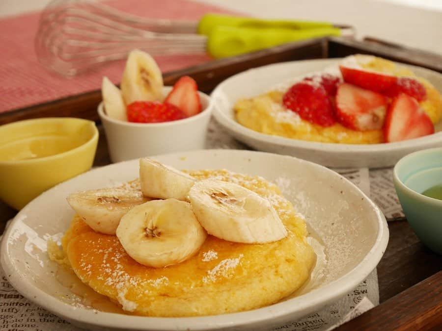 ののじ公式アカウントのインスタグラム：「\パクハグパスタトングで！ほわほわ〜パンケーキ🥞😋✨/﻿ ﻿ 昨日ご紹介した#パクハグトング　で泡立てたメレンゲを使って、みんなだいすき⁈❤️ほわほわのパンケーキを作ってみました😊﻿ ﻿ 泡立てのひと手間加えて、ふわふわのパンケーキ﻿をおやつにいかがですか？😉🍽﻿ ﻿ このトングを使った卵黄分けなら、お子様も喜んでお手伝いしてくれるかも⁈😚親子一緒に、にこにこうふふのおやつタイム🌸☕️﻿ ﻿ ﻿ パクハグパスタトングは、楽天にて好評発売中です！気になった方は、画面にタップしてくださいね👍 にこにこ、うふふが、いっぱい😊 ﻿ #パクハグパスタトング#ののじ#キッチンツール#主婦の味方#キッチングッズ#便利グッズ#パンケーキ#パンケーキ部#ほわほわパンケーキ#ふわふわパンケーキ#おやつ#こどものおやつ#子供のおやつ#メレンゲ作り#料理好きな人と繋がりたい#にこにこうふふがいっぱい#不器用#不器用さんでも出来る#いただきます」