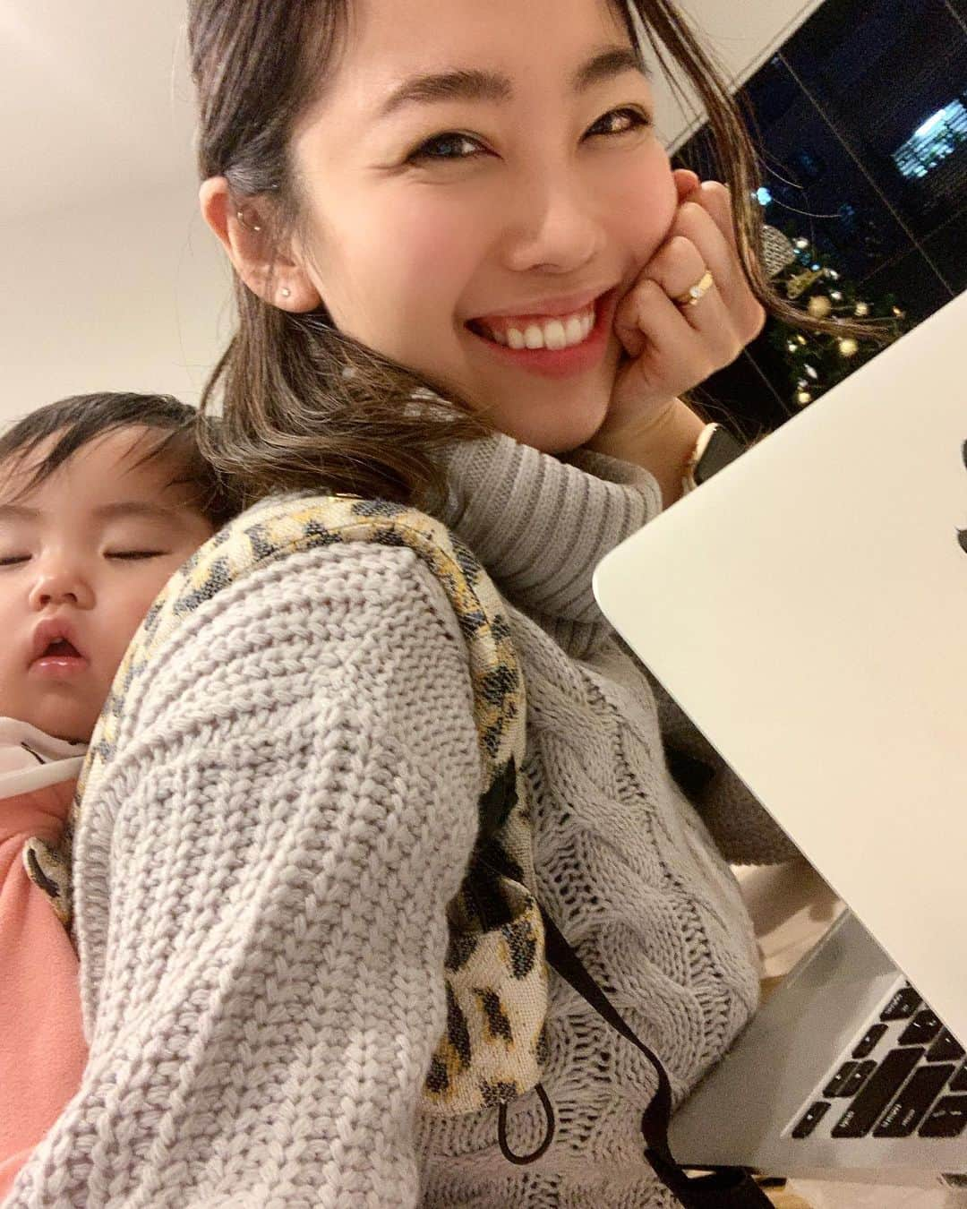 吉井絵梨子さんのインスタグラム写真 - (吉井絵梨子Instagram)「. Piggyback + laptop 👩‍💻 最近の仕事スタイル。 . これは良い！！ おんぶするとよく寝るし、デスクワークが捗る。肩は凝るけど、肩甲骨を引いて、腹筋を意識して座ればトレーニングにもなる🥺笑  ママになってもキャリアを積みたい。 自分の”やりたい”を犠牲にしない。 生涯社会で活躍するには…  ミスコン出場と起業の経験と働くママである私にしか出来ないことってなんだろうって、一生懸命考えました。  そこで、ミス・グランド・ジャパン事務局では、みなさんの夢や「やりたい！」を形にするべく、ミス・グランド・ジャパンビジネスクラブを設立しました。  ミス・グランド・ジャパン2020へエントリーされる方。綺麗になるだけじゃなく、目標や夢を見つけて、形にしませんか！  やる気ある人大歓迎🙋‍♀️！ . 応援したい方大歓迎🙋‍♀️！ . 関わりたい方大歓迎🙋‍♀️！ . . . 抱っこ紐は @artipoppe のです🐆 前抱っこもおんぶもできるすぐれもの。  #ミスグランドジャパン #ミスグランドジャパン2019 #ビジネス女子 #有言実行 #吉井絵梨子#地方創生　#起業家 #起業女子 #起業ママ #たまひよ公式インスタグラマー #キャリアウーマン #businesswoman #baby #workingmom #missgrand #missgrandjapan #erikoyoshii」12月27日 17時22分 - supermamaeriko