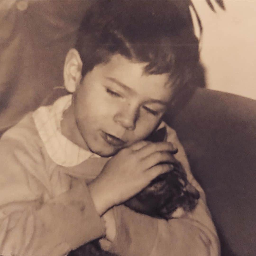 アレクシマビーユのインスタグラム：「Myself child with my first cat « AGLAEE » the sweetest animal @alexismabille #alexismabille #cat #catsofinstagram #chat #chatte #childhood #myself #youth #friends #love #fur #catfur #pelage #felin #catlove #catfriend #catforever」