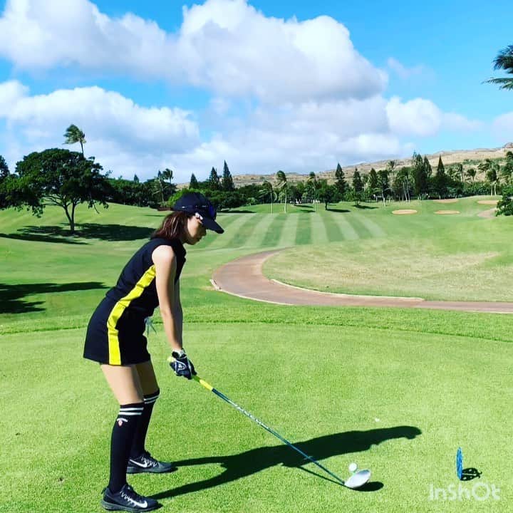 のインスタグラム：「Golf swing in hawaii 爆風の前の静けさ🌪旅行疲労と浮腫で足パンパン🦵爆 身体のキレが悪い様子の１枚📸 • • 昨日は今年最後の#原田レッスン へ この動画もそうだけどトップでクラブが寝たまま 降りるとゆー変な癖が知らない間に悪化していたので 修正する練習をしましたとさ⛳️ • レッスンの間が開くとすぐ変な癖がつくから 先生に見てもらうといつもスッキリして帰れる👨‍🏫笑 • 先生今年もお世話になりした🙇‍♀️🙇‍♀️ 来年もえんじょいごるふぁー宜しくお願いします⛳️w @harada36 #haradagolf ••• #ハワイ#ゴルフ#コオリナゴルフクラブ#海外ゴルフ #海外旅行#旅女#ハワイゴルフ#海#リゾート#ビーチ #リゾートゴルフ#ゴルフ女子#ゴルフ男子#筋トレ女子 #골프#ダイエット食品#スーパーフード#hawaii#travel#hawaiigolf#golf#love#instagolfer#instagram#gym#training」