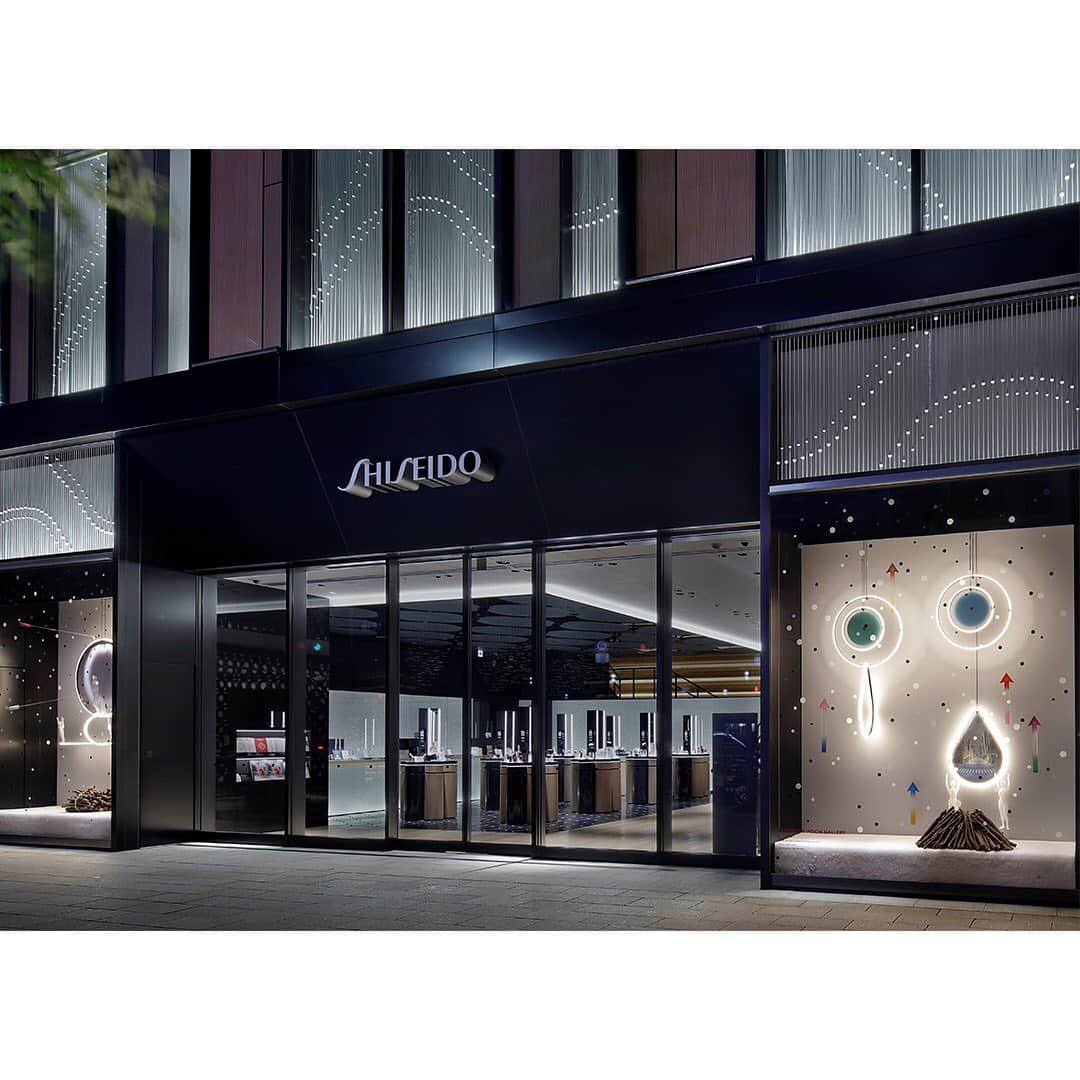 資生堂 Shiseido Group Shiseido Group Official Instagramさんのインスタグラム写真 - (資生堂 Shiseido Group Shiseido Group Official InstagramInstagram)「Themed firelight, @ShiseidoTheStore’s window gallery lights up our birthplace, #Ginza. The warm glow is a symbol of winter joy and casts the ray of hope for the new year. We wish you a happy 2020!  Art Direction: @maimiyakeyamanakausakichi Photography: #SatoshiShigeta Photo 1&3: Artist: @michaelanastassiades with FLOS, Maki Ueno Photo 2&4: Artist：Yuka Kubo  #ShiseidoTheStore #windowart #maimiyake #michaelanastassiades #makiueno #yukakubo #WindowGallery #Shiseido #資生堂ザストア #ウインドウアート #資生堂 #銀座 #ウィンドウギャラリー #ウィンドウディスプレイ #ミヤケマイ #マイケルアナスタシアデス #上野真希 #久保悠香 #资生堂」12月27日 17時28分 - shiseido_corp