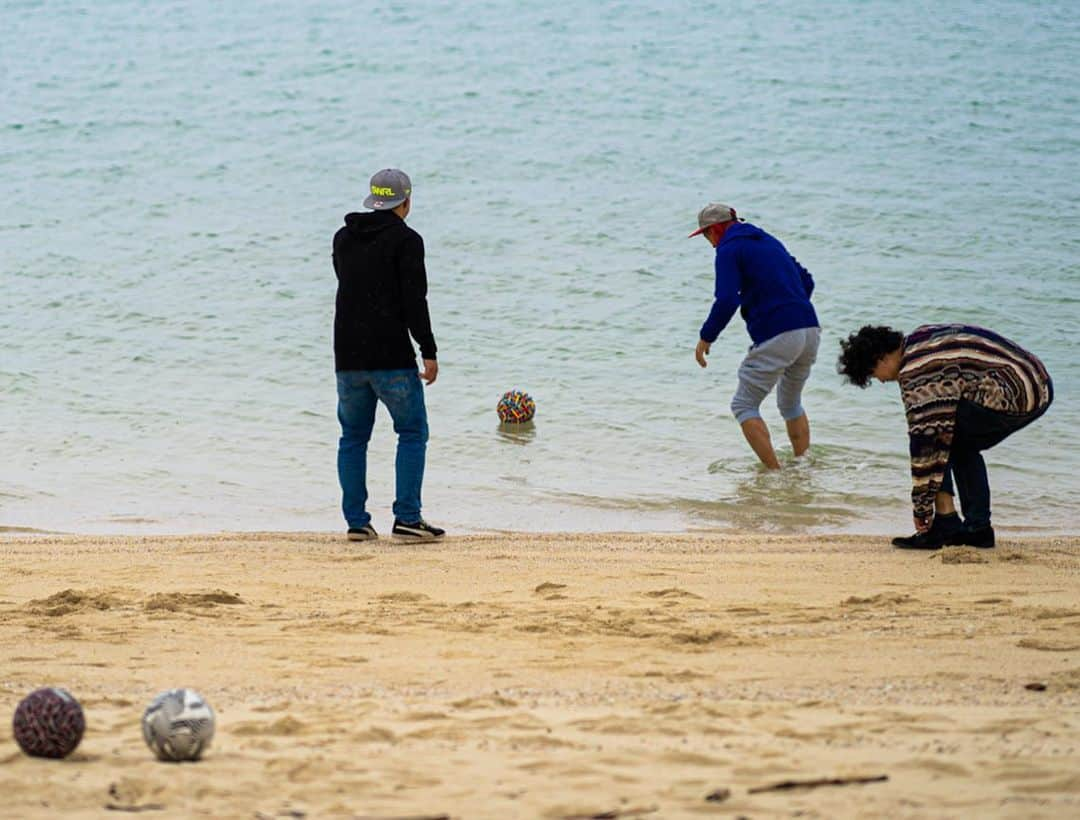 横田陽介さんのインスタグラム写真 - (横田陽介Instagram)「この3人で沖縄、楽しかった🌊⚽️ 東京帰って来てもチグハグな3人でした🤞🤞🤞 #ffoo2019 #tachikara @holy358 #4freestyle #swrl #gstarraw #puma #ballbeat #KBJlife」12月27日 17時32分 - yosukeyokota