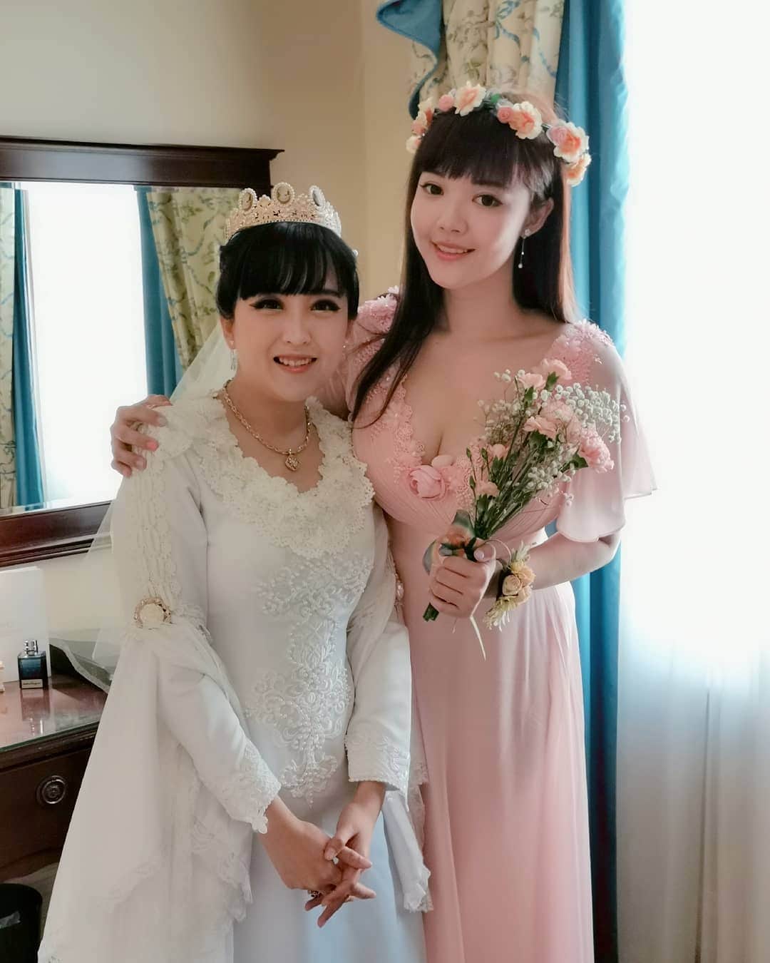 YingTzeさんのインスタグラム写真 - (YingTzeInstagram)「27.12 is @orochi.x & @pinkyluxun 's Wedding Day 💕💐 _ I feel so happy for them and I' m glad to be here today to witness them exchanging vows. 😭❤️ The way they look at each other is full of love ~ congratulations Pinky & Orochi !💕 _ p/s : Pinky made + modified their wedding outfits by herself oh 😍 #blessed #oroxpink #wedding #bridesmaids #melbourne #australia」12月27日 17時40分 - yingtze