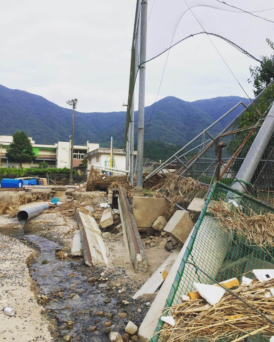 久保田夏菜さんのインスタグラム写真 - (久保田夏菜Instagram)「2019年10月23日。 西日本豪雨で被災した13の路線のうち、芸備線が全線開通した日です。 この日をもって、JRは全て復旧となりました。  ショコラジでは、災害発生当時からの白木地区の様子や住民の方の声を、お伝えしてきました。  12月29日の放送で、 復旧までの道のりを30分くらいで まとめさせてもらいます。 もしかして廃線？という言葉がよぎった住民の方の不安や、 復旧までに1年3ヶ月かかった理由なども…。 ぜひ、お聴きください。  みなさま、今年もあとわずか。 風邪などには、お気をつけくださいね^_^  #ショコラジ #西日本豪雨 #安佐北区 #白木地区」12月27日 17時41分 - kanakubota0805