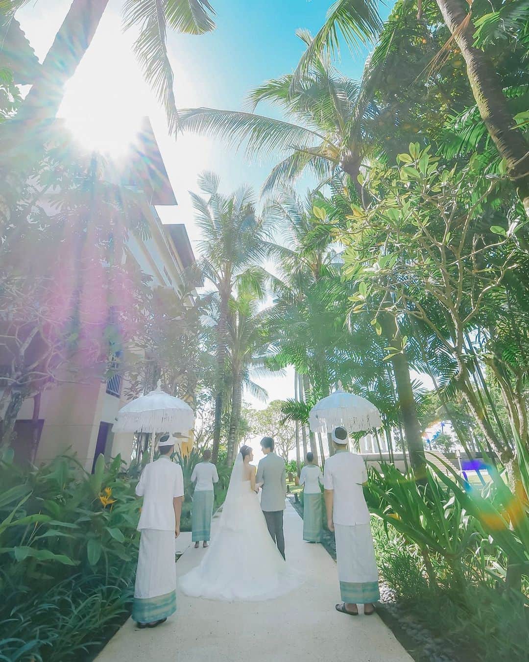ARLUIS WEDDINGさんのインスタグラム写真 - (ARLUIS WEDDINGInstagram)「エスコートボーイが持つ傘は バリ島のウェディングの時に 欠かせないアイテム、パユンバリです。 その土地らしさのウェディングを加えて 心に残る結婚式を＊* . . . ▪️#アールイズウエディング ▪️Area：#バリ ▪️Chapel：#コンラッドインフィニティ --------- . アールイズウエディングでは、 結婚式当日はもちろん、 おふたりのリゾートステイをご提案。 風までも、思い出になるリゾートウエディングを。 . . . #アールイズウエディング のハッシュタグをつけて、 ﻿ 投稿・発信してくださいね✈﻿ 公式IGでリグラムさせていただきます✨.﻿ >>> @arluiswedding −﻿﻿ #アールイズ花嫁 #映え婚 #フォトジェニック #インスタ映え −﻿﻿ #wedding #resortwedding #beachwedding #weddingphoto #conradinfinity #ウェディングフォト #コンラッド #海外ウェディング #バリ挙式 #バリ島 #ビーチフォト #バリウェディング #挙式レポ −﻿﻿ #ロケーションフォト #リゾートウエディング #リゾートフォト #リゾート挙式 #リゾ婚 −﻿﻿ #エスコート #ナチュラルウェディング #海外挙式 #ガーデンウェディング」12月27日 17時51分 - arluiswedding
