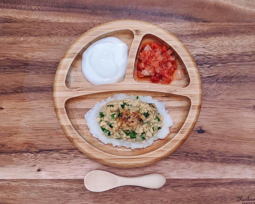 ソンイのインスタグラム：「離乳食中期👦🏻🥣﻿ 前の初期を紹介した後から離乳食を全然食べてくれない時期が続き、やっと中期のモグモグ期のステップアップに慣れてきました😔💕﻿ ﻿ 食材や調理方法や食べさせ方などたくさん試行錯誤したけど食べてくれず1ヶ月くらいご飯を捨て続ける日々😢涙﻿ ﻿ でも「大人になっても粉ミルクや離乳食で育ってる人なんていないからっ😉」と先輩ママからの言葉に気持ちが楽になりました😌﻿ ﻿ 食べてくれるようになったら７倍がゆより5倍がゆのがお好みのようで、一気にご飯らしく、そして写真の献立の量を完食するようになって👏🏼🍚﻿ 来週から3回食に進もうかなぁ〜と思っていたら、またここ2.3日は食べてくれないモードへ😂とほほ﻿ ﻿ あと卵の進め方は通ってる皮膚科の先生からのアドバイスに従って﻿ 黄身のみ→全卵入りのパンがゆ(ロールパンなど)→ビスケット、卵ボーロ、カステラなど﻿→全卵 と進めてます🍳💛﻿ ﻿ 献立詳細は下に👩🏻‍🍳﻿ 写真のは全部手作りですが、預ける時などはベビーフードも使います☺️✌🏻﻿ ﻿ 歯は計6本なうで7.8本目がチラッと見え始めてます🦷﻿ ﻿ ①﻿ 🥣納豆とかぶのおかか和え﻿ 🍚5倍がゆ﻿ 🍓いちご﻿ 🥛ヨーグルト﻿ ﻿ ②﻿ 🍳オムライス﻿ (5倍がゆのトマトリゾットの黄身乗せ)﻿ 🍊みかん﻿ 🥛ヨーグルト﻿ ﻿ ③﻿ 🥣トマトと鮭の5倍がゆリゾット﻿ 🍎りんご﻿ ﻿ ④﻿ 🍜納豆と人参と大根のとろとろ煮そうめん﻿ 🍓いちご﻿ ﻿ ⑤﻿ 🥣鮭とほうれん草のミルクリゾット(5倍がゆ)﻿ 🍓いちご﻿ 🍠安納芋﻿ ﻿ ⑥﻿ 🍞ロールパンがゆりんごとヨーグルト乗せ﻿ 🥔鮭のマッシュポテト﻿ ﻿ ⑦ ﻿ 🍜ツナと白菜のとろとろ煮そうめん﻿ 🍳黄身乗せ﻿ 🍌バナナ﻿ ﻿ ⑧﻿ 🍚赤かぶペースト乗せ5倍がゆ﻿ 🌽ツナと白菜とコーンのとろとろ﻿ ﻿ ⑨﻿ 🥕人参と大根のみじん切り & ささみと玉ねぎのペースト乗せ﻿ 🌽コーンの7倍がゆ﻿ 🥣赤かぶのミルクスープ﻿ ﻿ ⑩﻿ 🥬豆腐とシラスほうれん草のペースト和え乗せ﻿ 🍚7倍がゆ﻿ 🍠安納芋とヨーグルト﻿ ﻿ #離乳食 #離乳食中期 #生後9ヶ月 #新米ママ #ソンイ飯﻿ #モグモグ期 #もぐもぐ期 #離乳食献立 #離乳食記録 #ソンイ離乳食 #ソンイ子供ご飯」