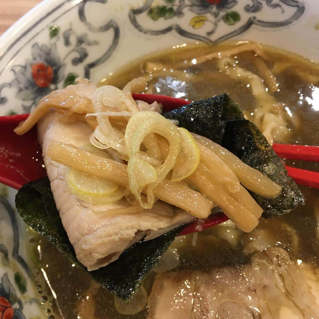 ミユさんのインスタグラム写真 - (ミユInstagram)「仕事納めしましたので早速らめん連食ツアーしてきた🪐 冬の散歩は心地いい😇❄️ #本日のつや麺」12月27日 17時43分 - _miugram_