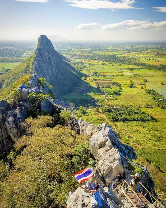 タイ国政府観光庁さんのインスタグラム写真 - (タイ国政府観光庁Instagram)「⠀ ＼✨今週も1週間お疲れ様でした✨／⠀ ⠀ ナコンサワン県の風光明媚な景色をお届けします📸⠀ 282メートルの石灰岩の山脈「カオノ・カオケオ」は町のシンボル⛰️雄大な景観に圧倒されます‼️⠀ ⠀ 皆さま、よい週末を☺️⠀ ⠀ #お疲れ様でした #タイ #ナコンサワン #カオノカオケオ #トレッキング #山登り #山ガール #こんなタイ知らなかった #もっと知りタイ #タイ旅行 #絶景 #ファインダー越しの私の世界 #写真好きな人と繋がりたい #ダレカニミセタイソラ #旅好きな人と繋がりたい #旅行好きな人と繋がりたい #海外旅行 #thailand #nakornsawan #trekking #amazingthailand #thailandtravel #thailandtrip #thai #thaistagram #lovethailand #thaistagram #lovethailand #thainess」12月27日 18時00分 - amazingthailandjp