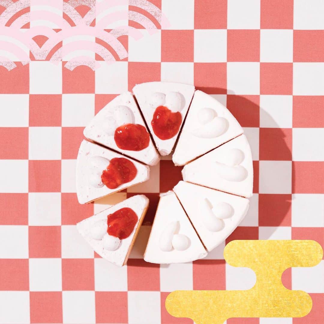スターバックス JPさんのインスタグラム写真 - (スターバックス JPInstagram)「🎍﻿ しっとりもっちりとした口どけのよい生地が、ふわふわのホイップクリームに包まれた2色のシフォンケーキ💕﻿ ﻿ 並べると紅白に彩られ、テーブルに福を運んできてくれそうです😊﻿ ﻿ #クリームシフォンケーキ﻿ #ストロベリーシフォンケーキ﻿ #福の輪 #スターバックス #スターバックスフード」12月27日 17時57分 - starbucks_j