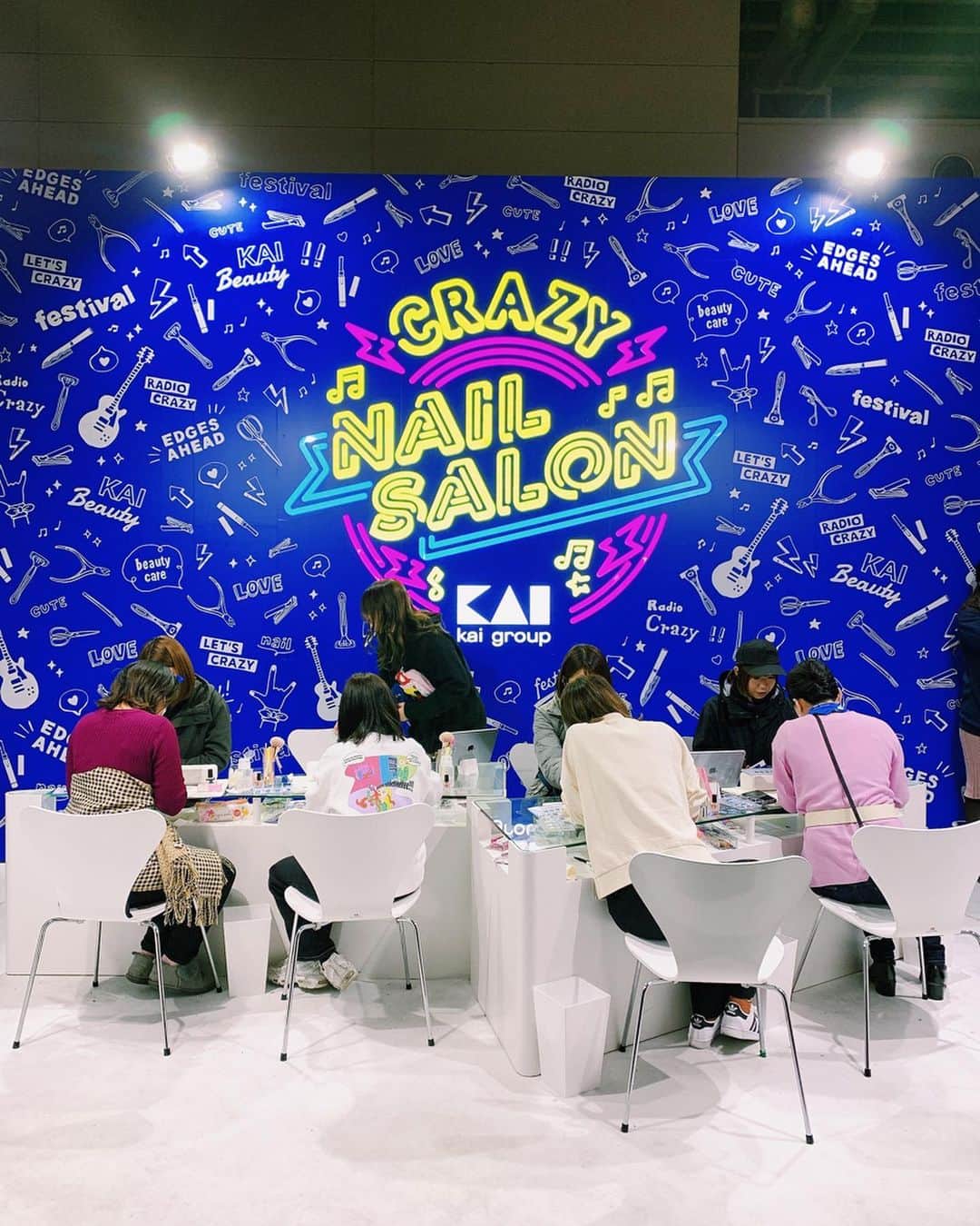 菅野結以さんのインスタグラム写真 - (菅野結以Instagram)「大阪のフェス RADIO CRAZYにて﻿ 貝印さん @kai_corporation のブース﻿ CRAZY NAIL SALONをお手伝いしました💅🏻﻿ ﻿ 除光液じぶんにぶちまけたりしつつもなんとか遂行 ﻿ 出番の合間にライブもみれてたのしかた﻿ 貝印さんのネイルケア用品は優秀でとてもおすすめ﻿ ﻿ #ゆいしふく は @rafsimons × @thexx のコラボT 🖤﻿ ブーツやアクセはall @crayme_official ✴︎﻿ ﻿ #radiocrazy #fes #kaibeauty #nail #outfit #ootd #rafsimons #thexx #tshirt #crayme」12月27日 17時57分 - yui_kanno