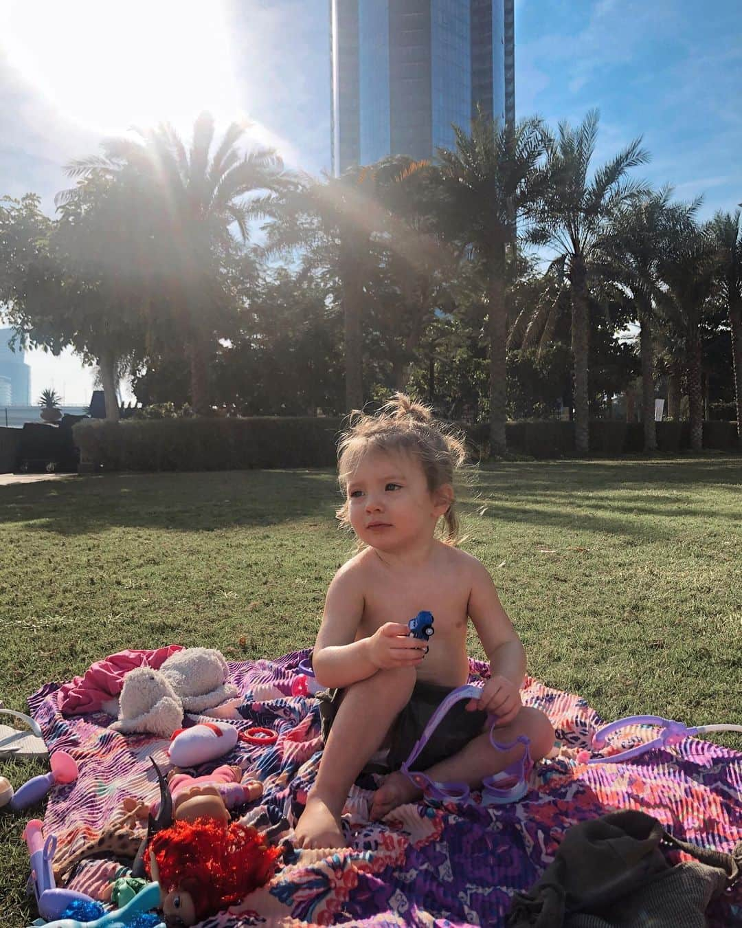 ファーン・マッキャンさんのインスタグラム写真 - (ファーン・マッキャンInstagram)「Settling in just fine 😎. ________________________________________________________________ First day bathing at the gorgeous @palazzoversacedubai #palazzoversacedubai」12月27日 18時08分 - fernemccann