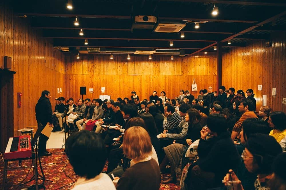 坂本美雨さんのインスタグラム写真 - (坂本美雨Instagram)「柴田元幸さんの朗読フェス ＠VACANT  柴田さんがお昼から夜まで読んで読んで読みまくるフェスの合間のライブパートを平井真美子ちゃん @mamiko.hirai とご一緒しました。  いろんな思い出のあるVACANT、今年いっぱいで終わってしまうその前にもう一度歌うことができて嬉しかったなぁ。  真美子ちゃんと2回目の演奏、前よりももっとお互い自由になれて、まだまだやりたい…！ . そして、強烈に人を物語に引き込む柴田さんの朗読の中でまた歌いたいです。  photo by TKC @tkc.photo （8枚目は真美子ちゃんより） thanks 熊谷くん @kumagai_mistu」12月27日 18時02分 - miu_sakamoto