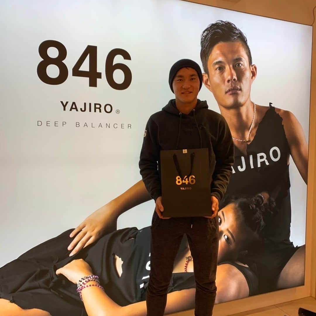 小屋松知哉のインスタグラム：「846YAJIRO様の店舗に挨拶に行ってきました！ 今年もたくさんサポートしていただいてありがとうございました！ お世話になりました。 新しい場所でより成長できるように頑張ります。  #846 #yajiro」